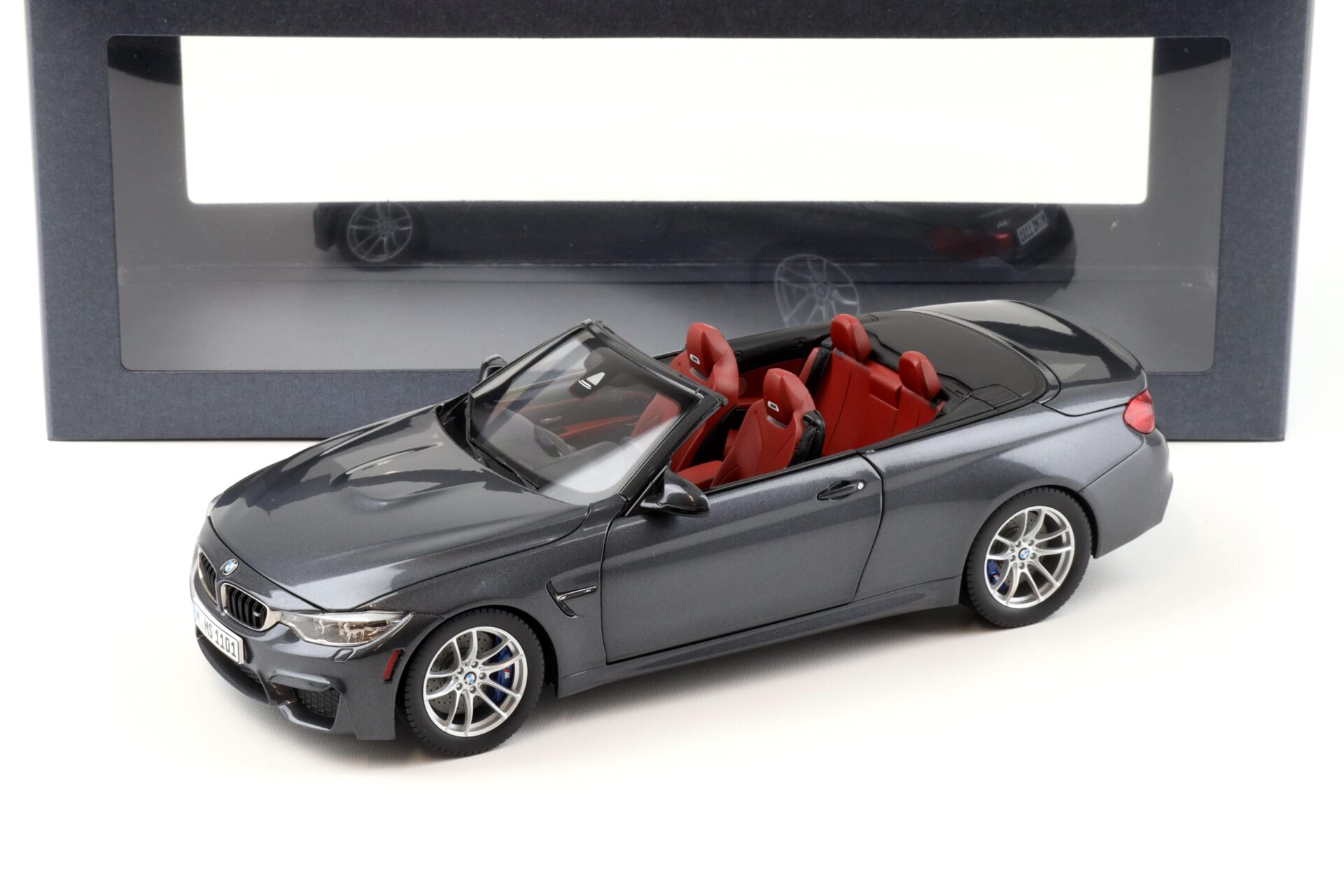 ID 92792 orig.jpg 1:18 Paragon BMW M4 F82 Convertible Mineral grey DEALER VERSION