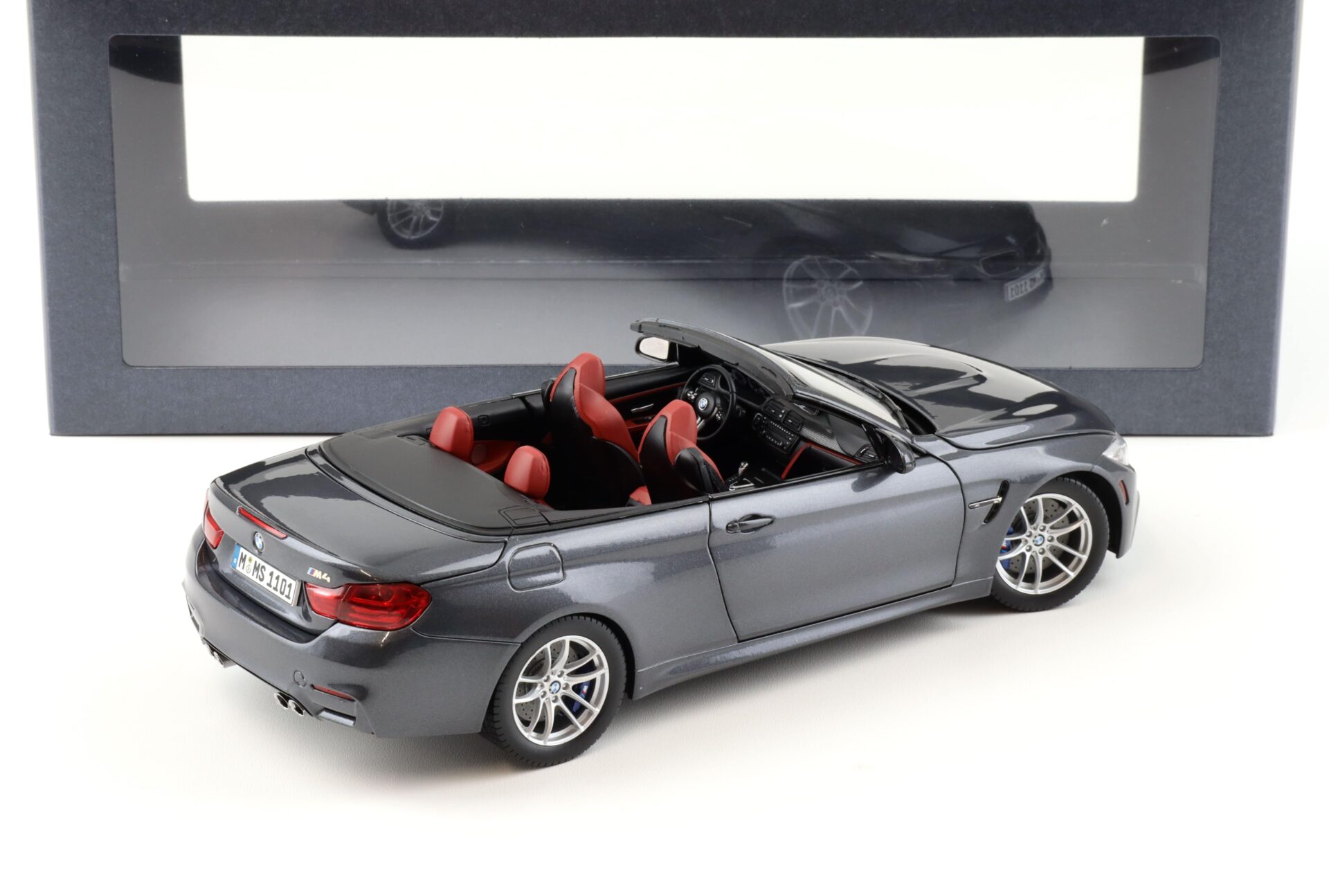 1:18 Paragon BMW M4 F82 Convertible Mineral grey DEALER VERSION