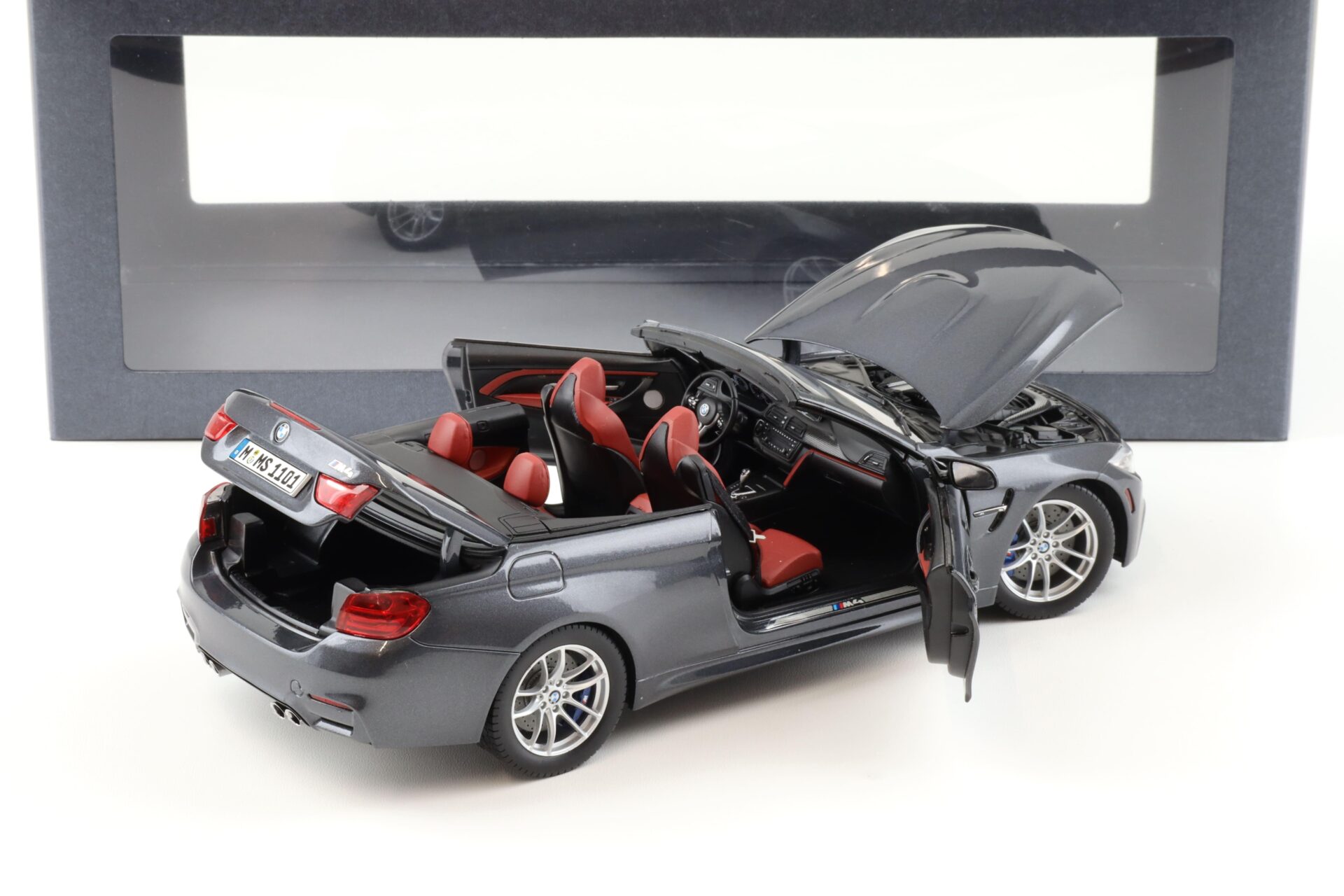 1:18 Paragon BMW M4 F82 Convertible Mineral grey DEALER VERSION