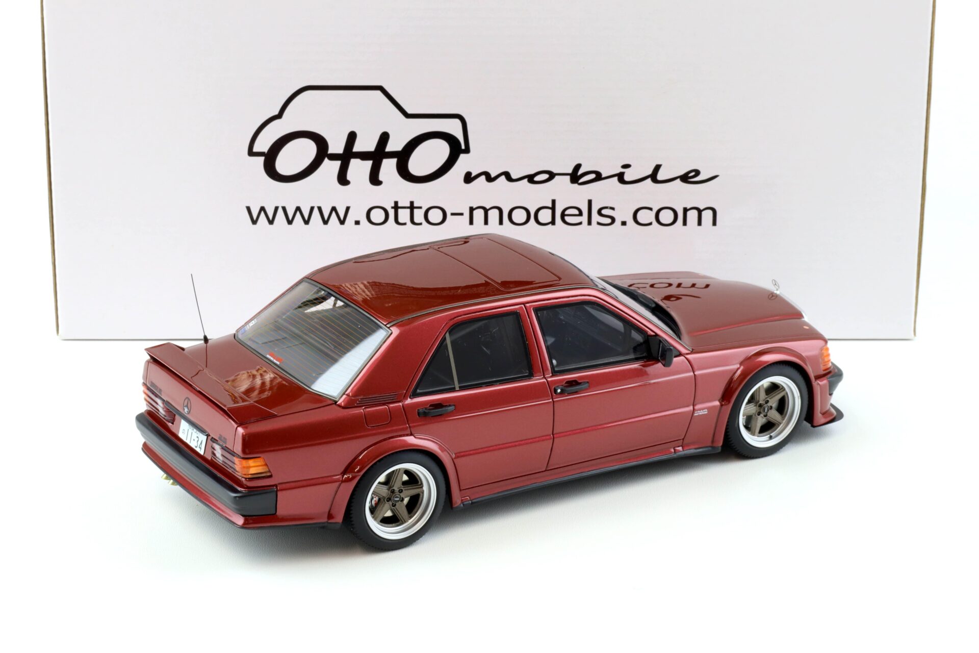 1:18 OTTO mobile OT1083 RAUH WELT Mercedes 190E 2.5-16 Almandine