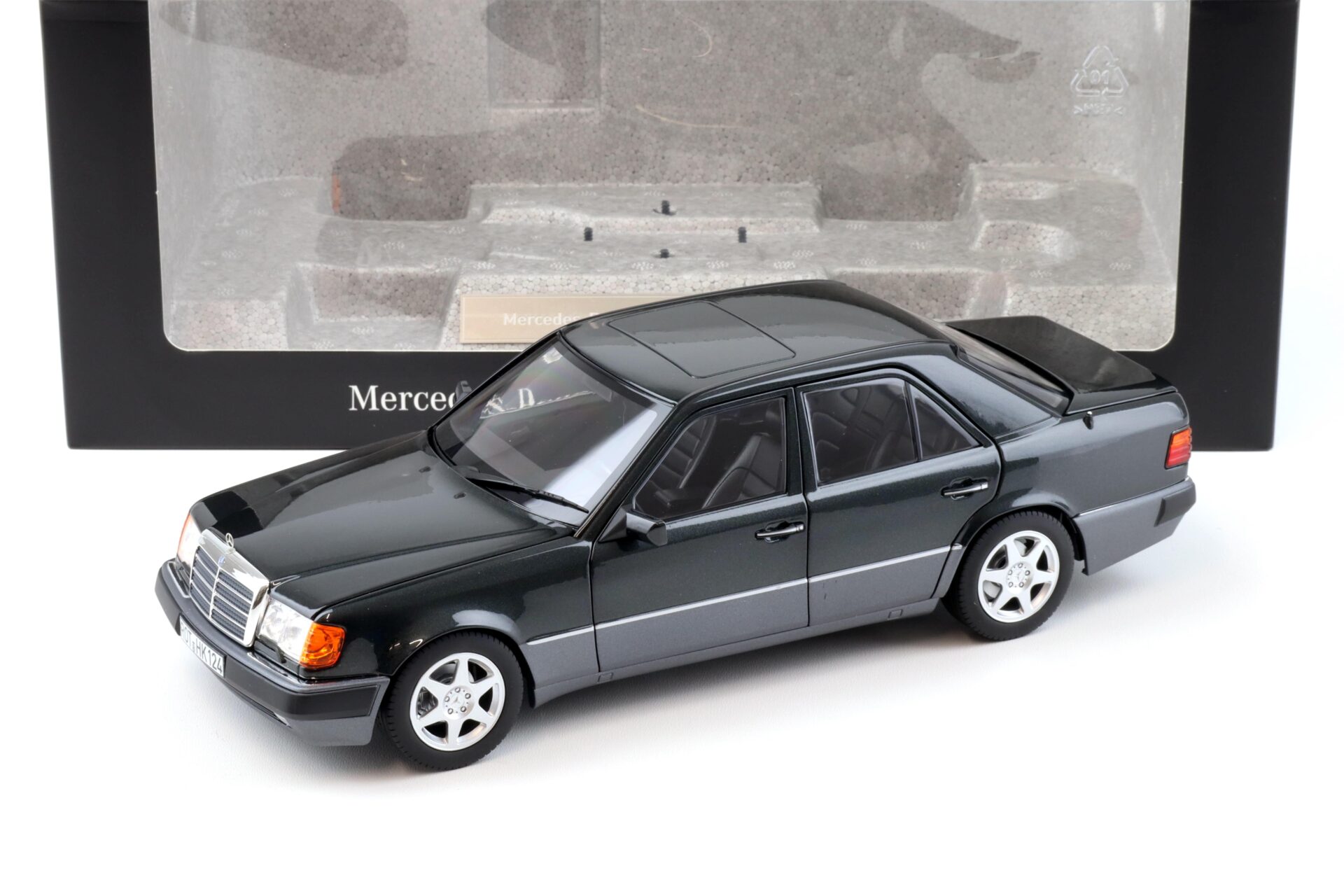 ID 93282 orig.jpg 1:18 Norev Mercedes 500 E W124 5.0 V8 Limousine blue-black met. DEALER VERSION