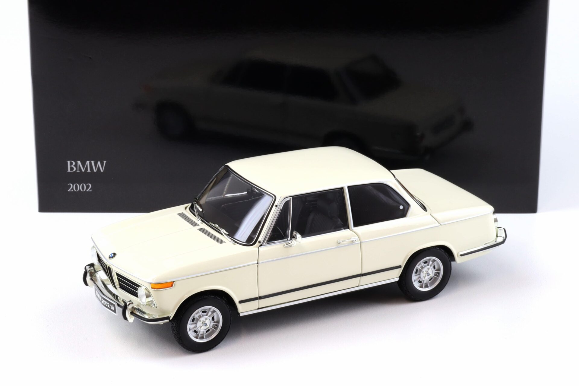 ID 93917 orig.jpg 1:18 Kyosho BMW 2002 Tii 1972 white 08543W
