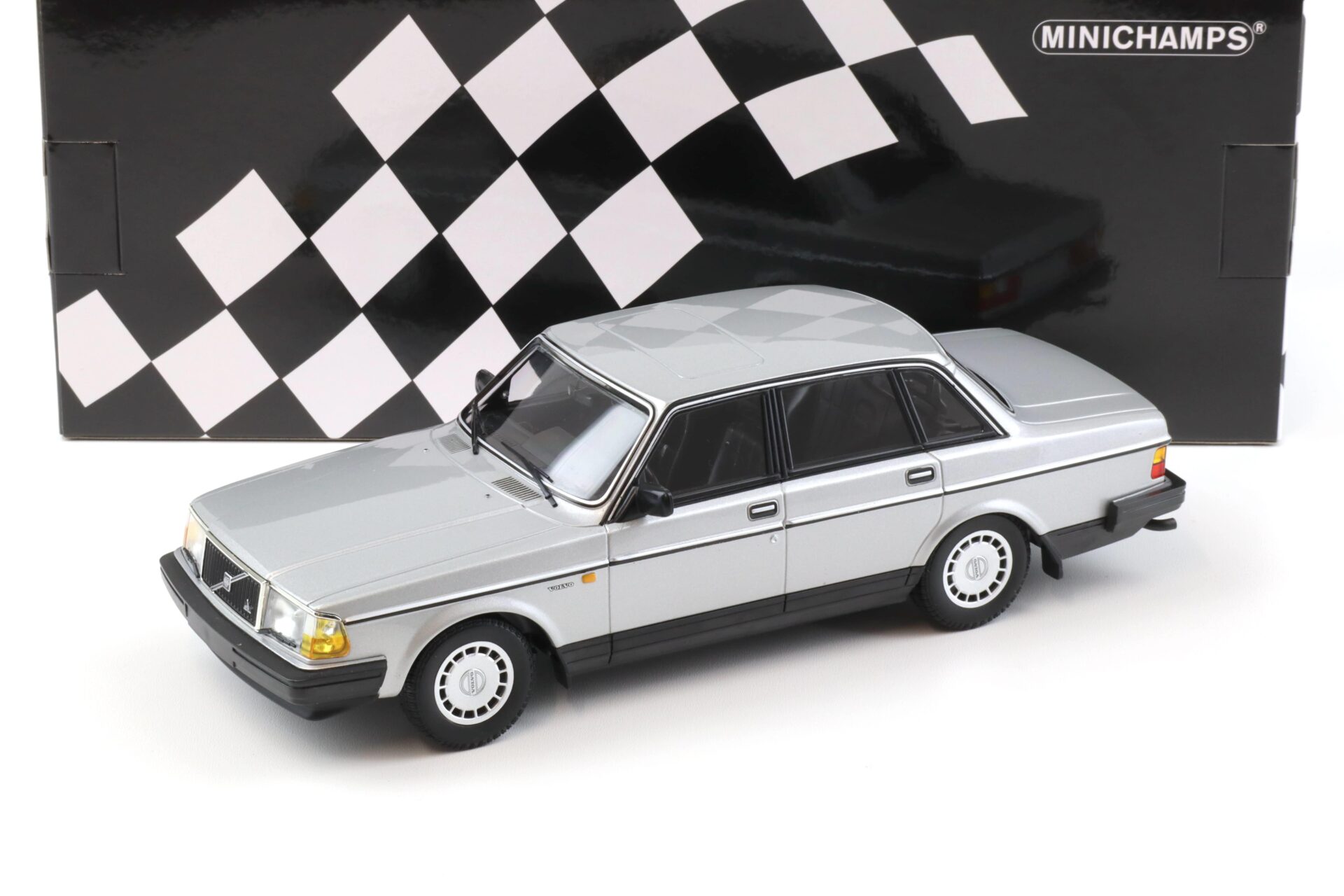 1:18 Minichamps Volvo 240 GL Limousine 1986 silver metallic