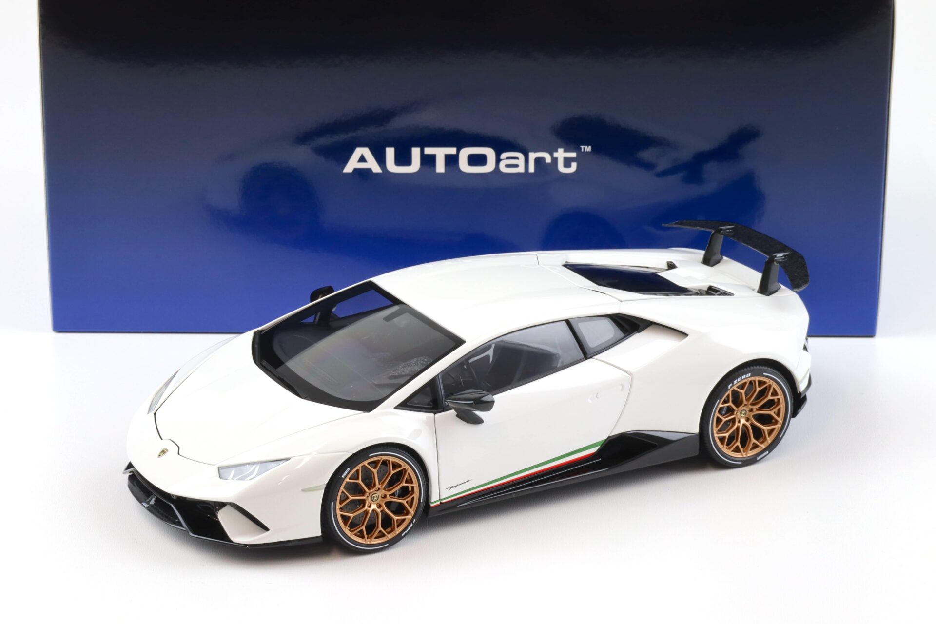 1:18 AUTOart Lamborghini Huracan Performante Bianco Monocerus/ solid white 79151