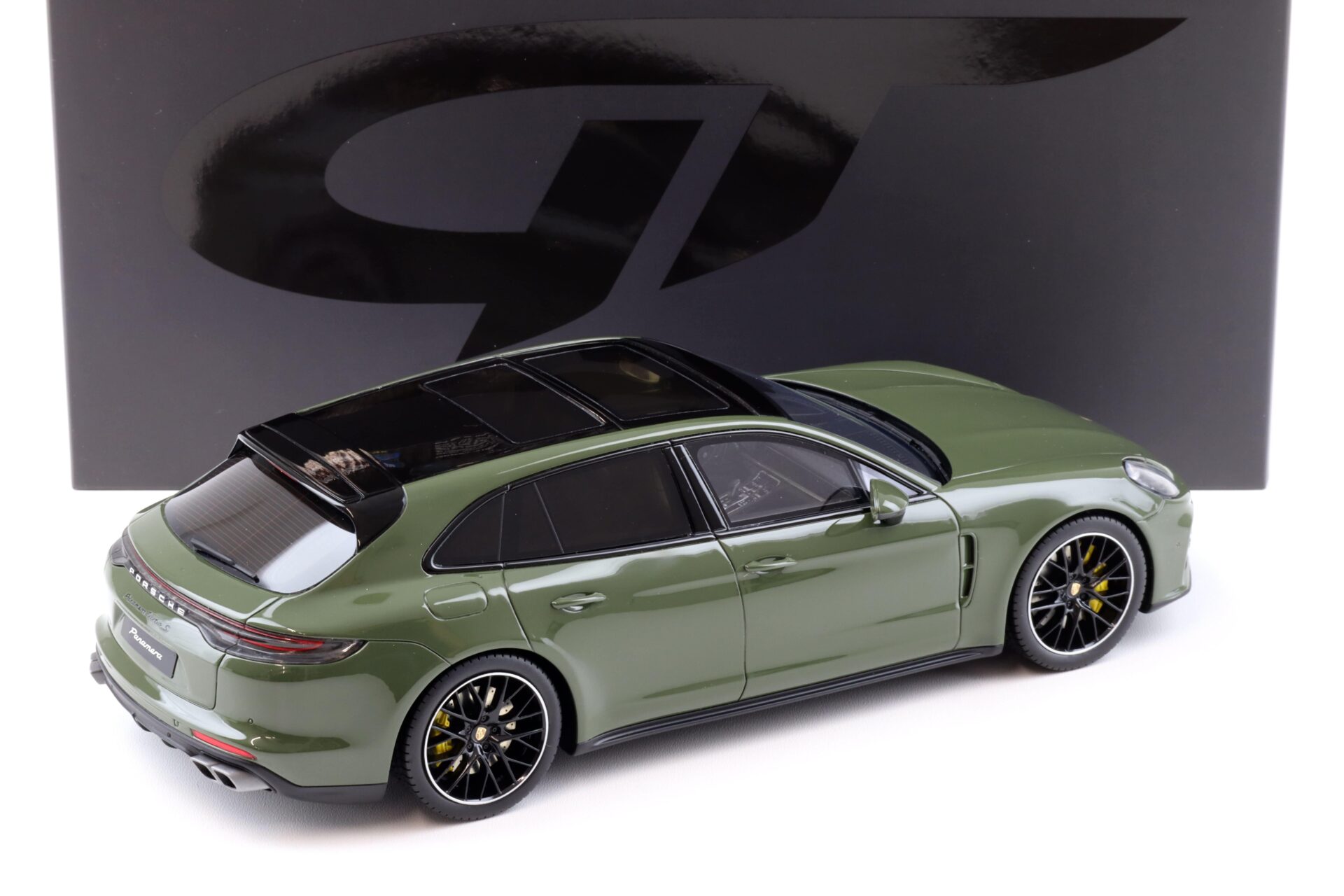 1:18 GT Spirit GT447 Porsche Panamera Turbo S Sport Turismo Nato olive 2021