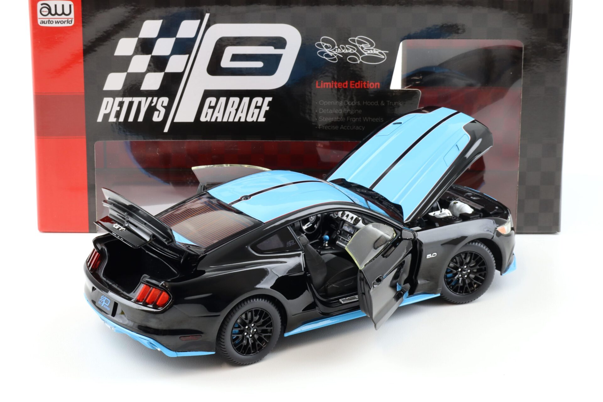1:18 Auto World 2016 Ford Mustang GT 5.0 Coupe Petty´s Garage black/ blue