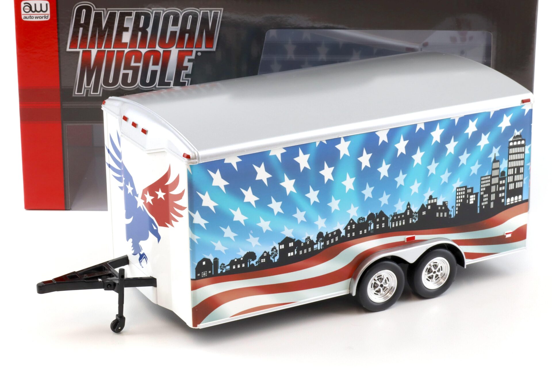 1:18 Auto World Four Wheel Enclosed Trailer Anhänger Bold & Brave USA red/white/blue