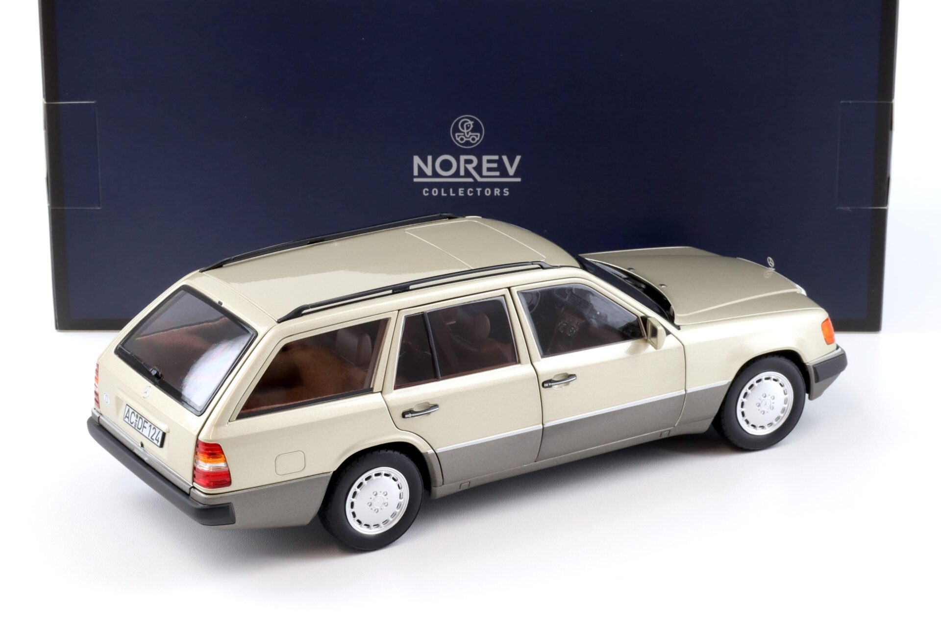 1:18 Norev Mercedes 300D T-Modell Estate S124 E-Class 1990 Smoke silver - Limited 200 pcs.