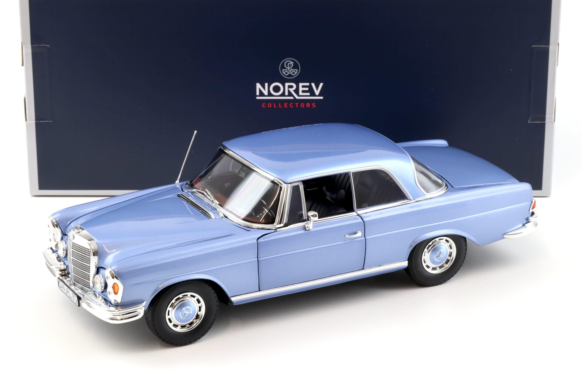 ID 96420 orig.jpg 1:18 Norev Mercedes 280 SE Coupe W111 1969 light blue metallic 183532