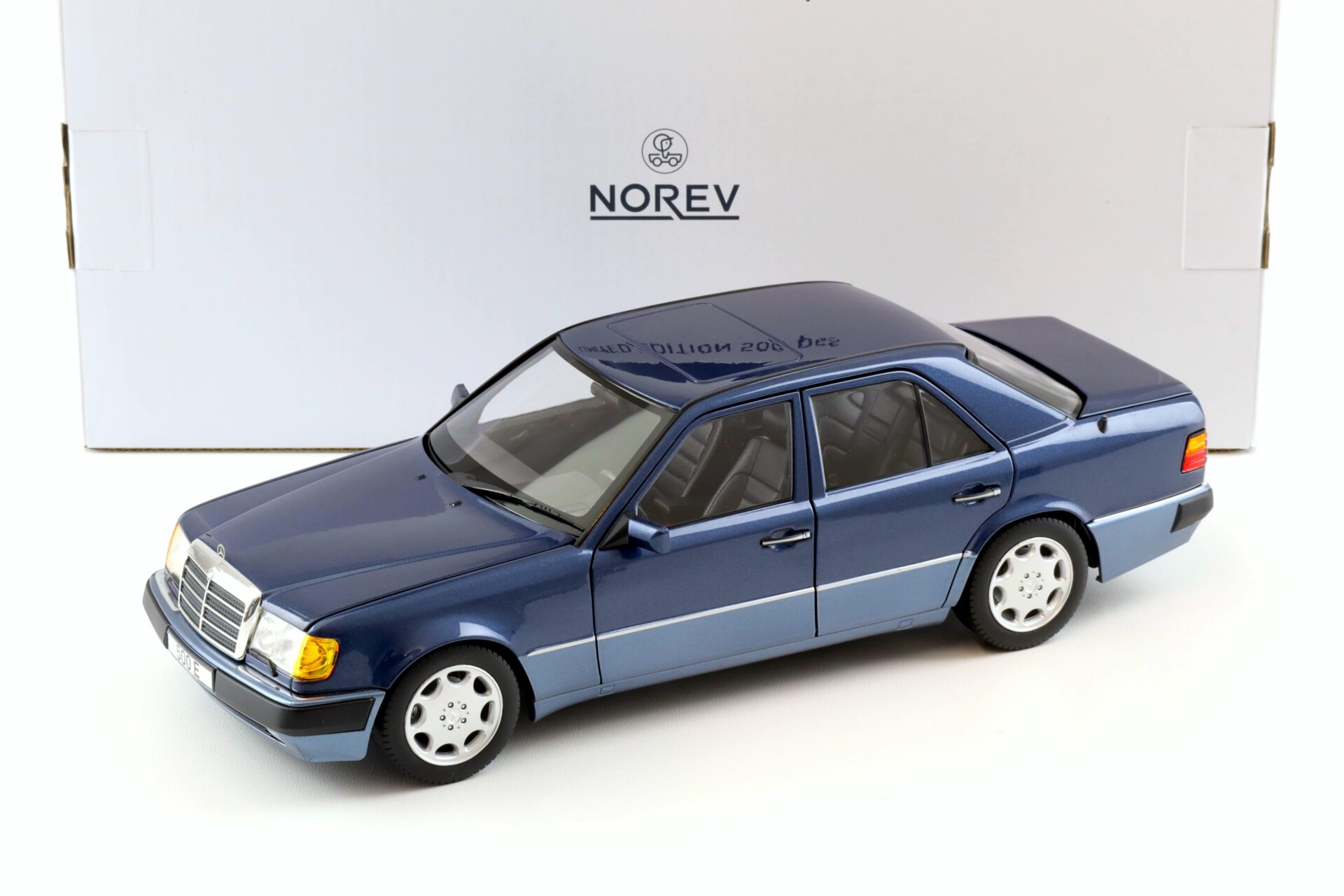1:18 Norev Mercedes 500 E W124 5.0 V8 Limousine 1990 Nautical blue - Limited 1000 pcs.