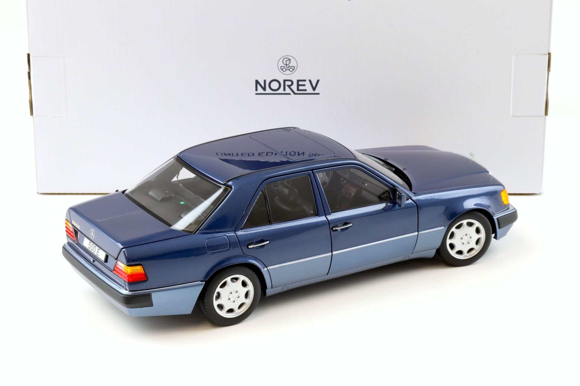 1:18 Norev Mercedes 500 E W124 5.0 V8 Limousine 1990 Nautical blue - Limited 1000 pcs.