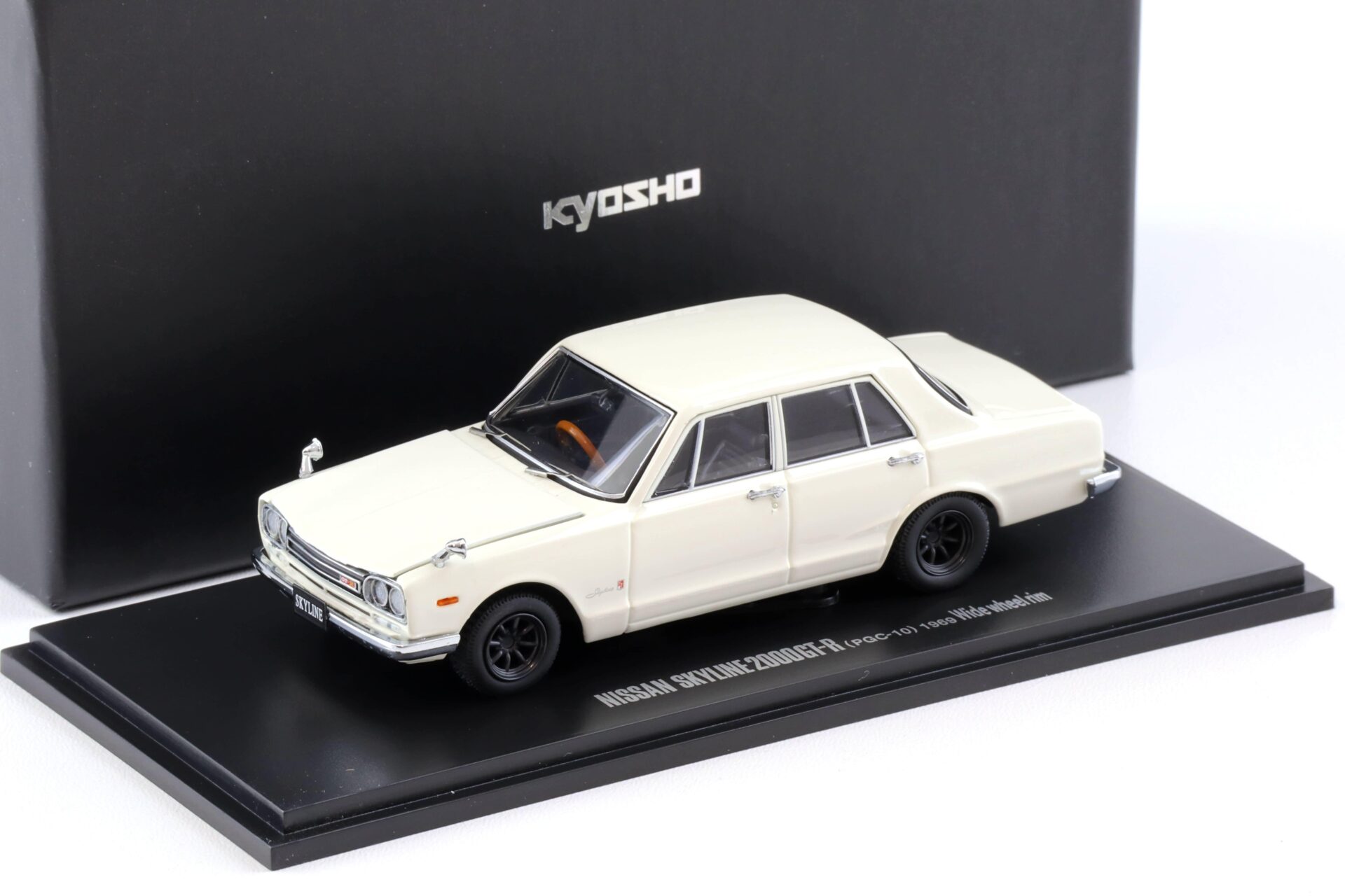 ID 97393 orig.jpg 1:43 Kyosho Nissan Skyline 2000 GT-R 4 doors (1969) PGC10 wide wheel white