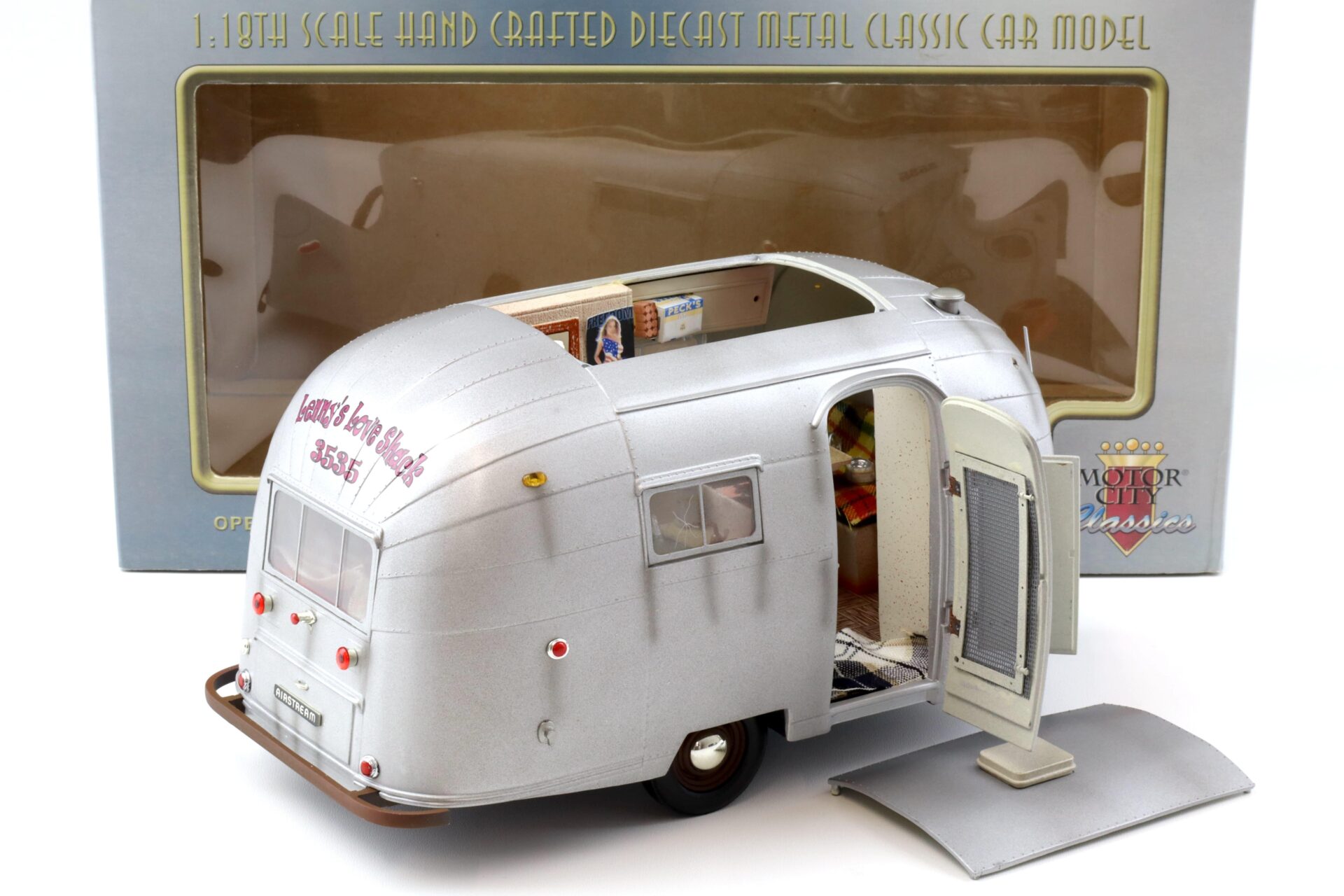 1:18 Motor City Classics Weathered AIRSTREAM Trailer Camper Wohnwagen silver 94007