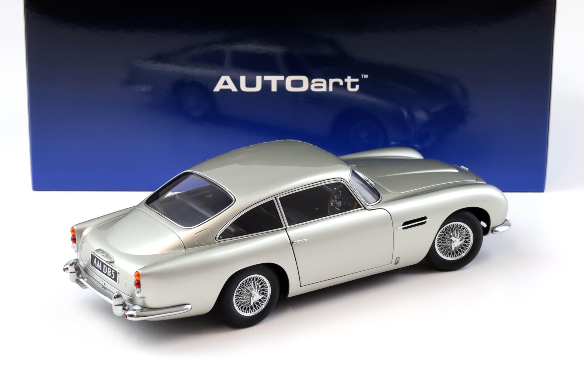 1:18 AUTOart Aston Martin DB5 Coupe 1964 Birch silver 70287