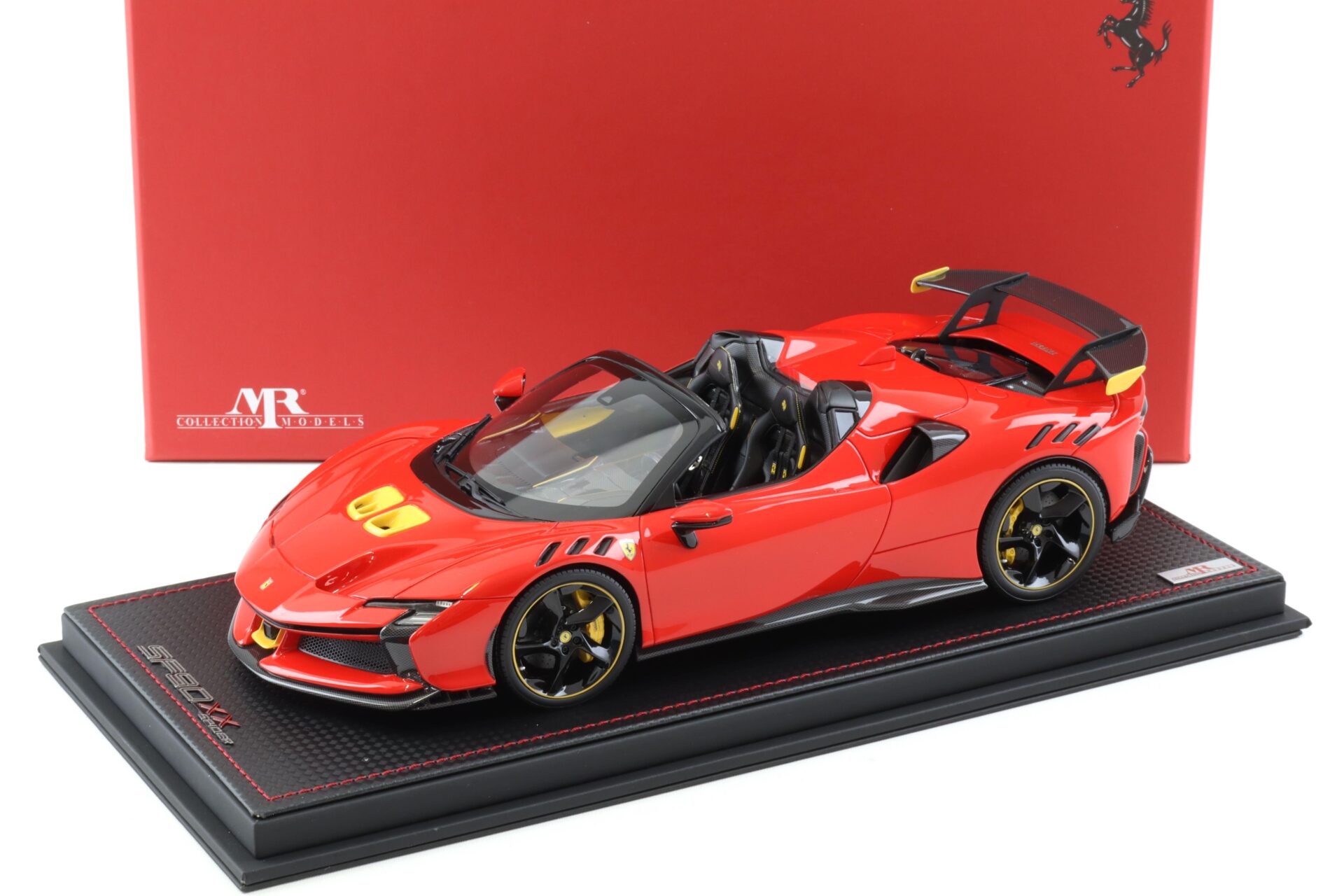 1:18 MR Collection Ferrari SF90 XX Stradale Spider Rosso Scuderia with display - Limited 99 pcs.