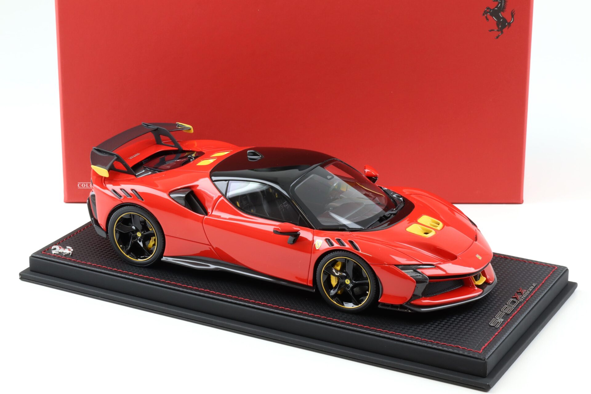 1:18 MR Collection Ferrari SF90 XX Stradale Rosso Scuderia with display - Limited 99 pcs.