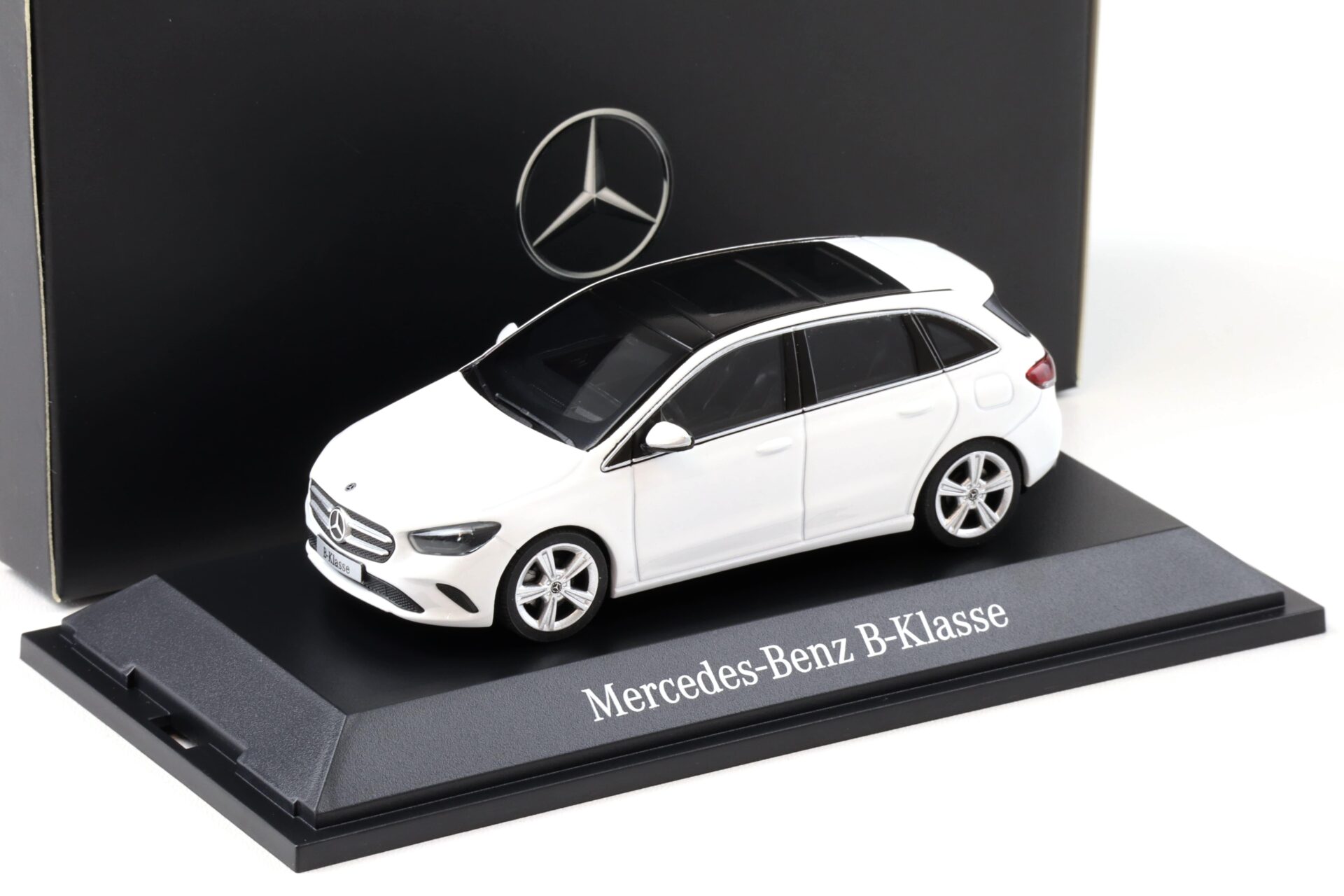 ID 97888 orig.jpg 1:43 Herpa Mercedes B-Klasse W247 Polar white DEALER VERSION