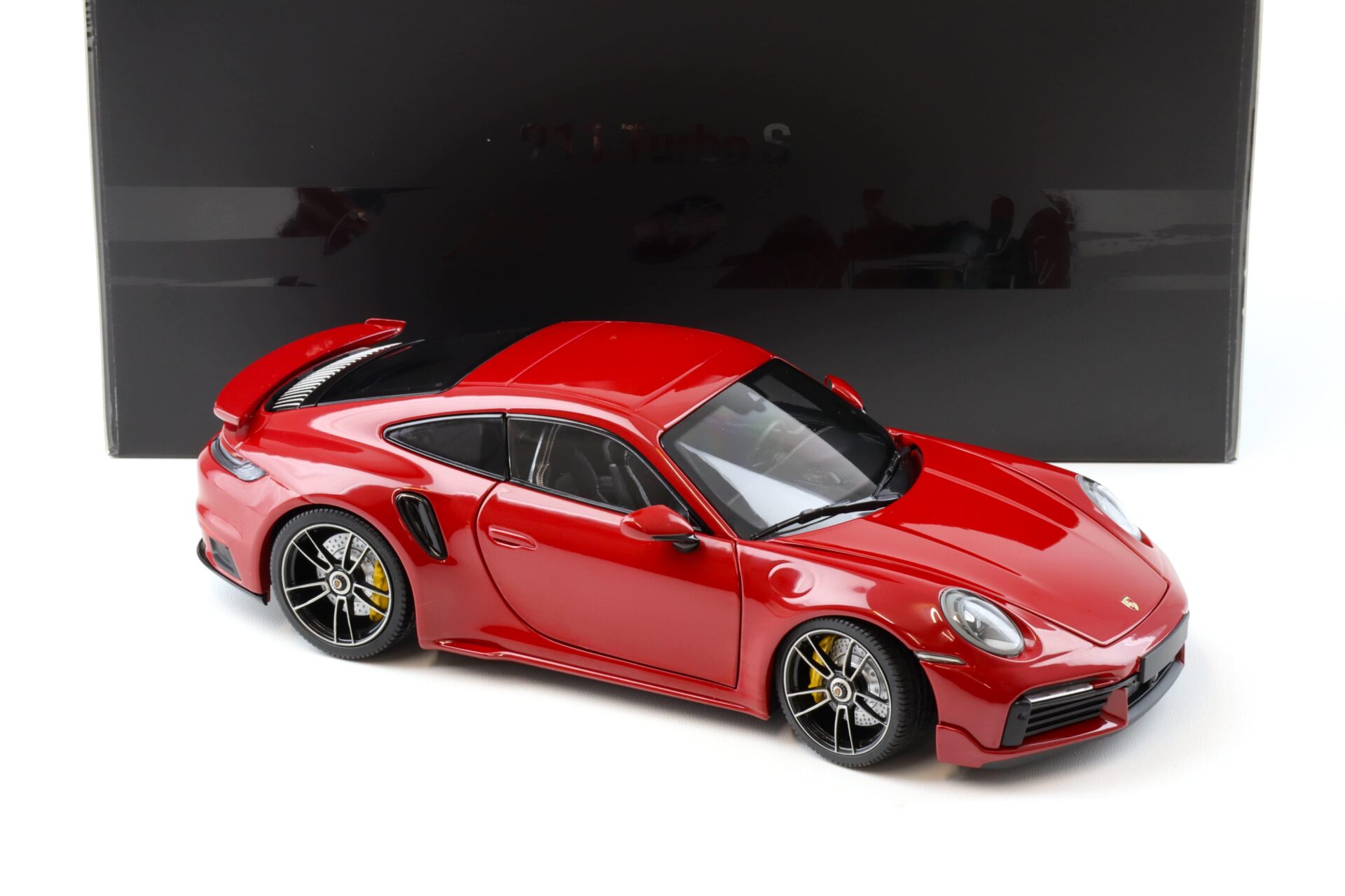 1:18 Minichamps Porsche 911 (992) Turbo S Coupe Sport Design 2021 red
