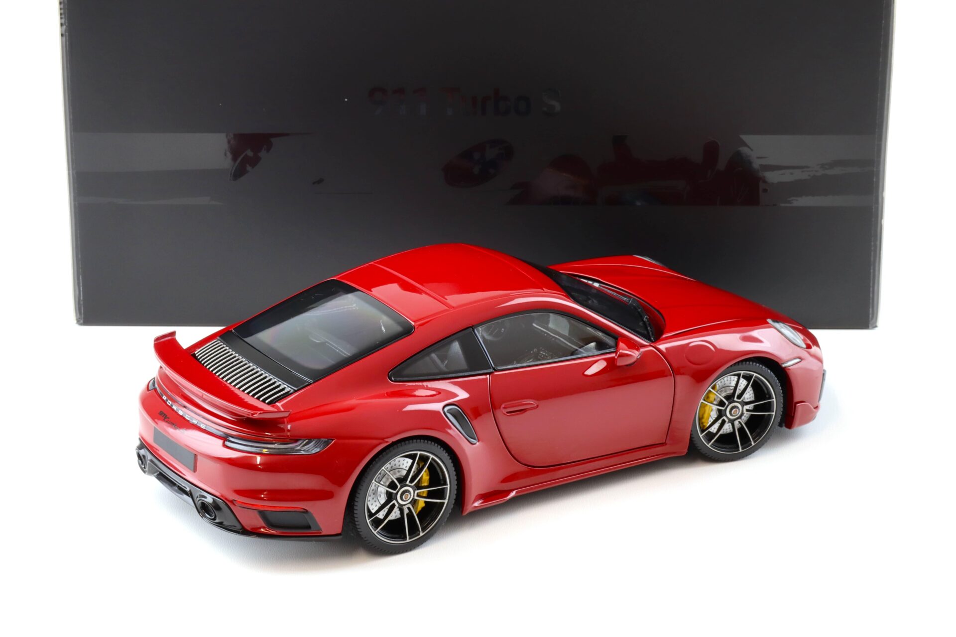 1:18 Minichamps Porsche 911 (992) Turbo S Coupe Sport Design 2021 red