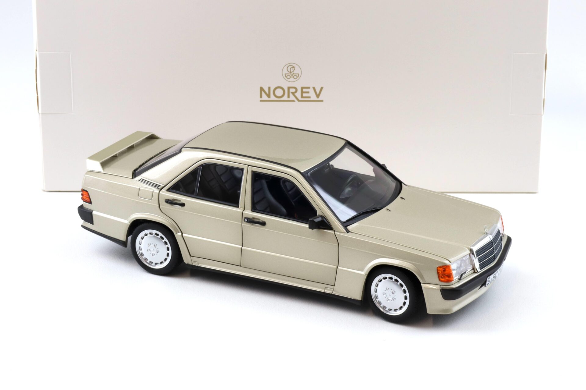 1:18 Norev Mercedes 190E 2.3-16 W201 Limousine 1984 Smoke silver metallic 183831