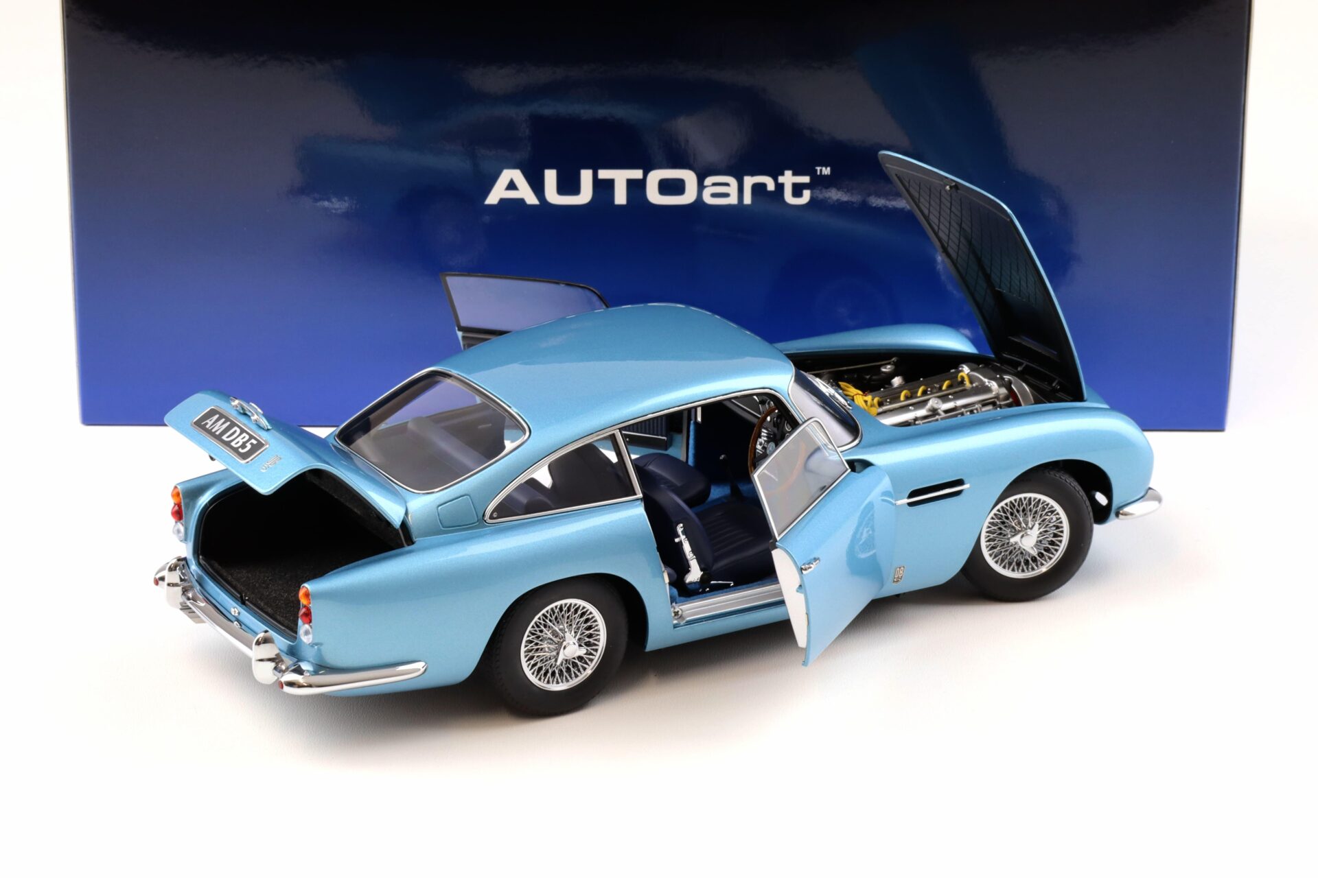 1:18 AUTOart Aston Martin DB5 Coupe 1964 Caribbean pearl blue 70288