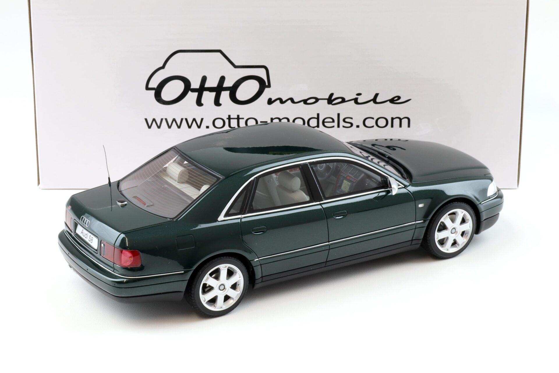 1:18 OTTO mobile OT916 Audi S8 (D2) 4.2 V8 Limousine Racing green 2001