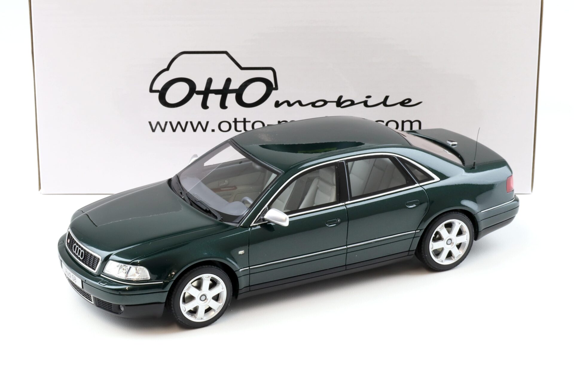 1:18 OTTO mobile OT916 Audi S8 (D2) 4.2 V8 Limousine 2001 Racing green