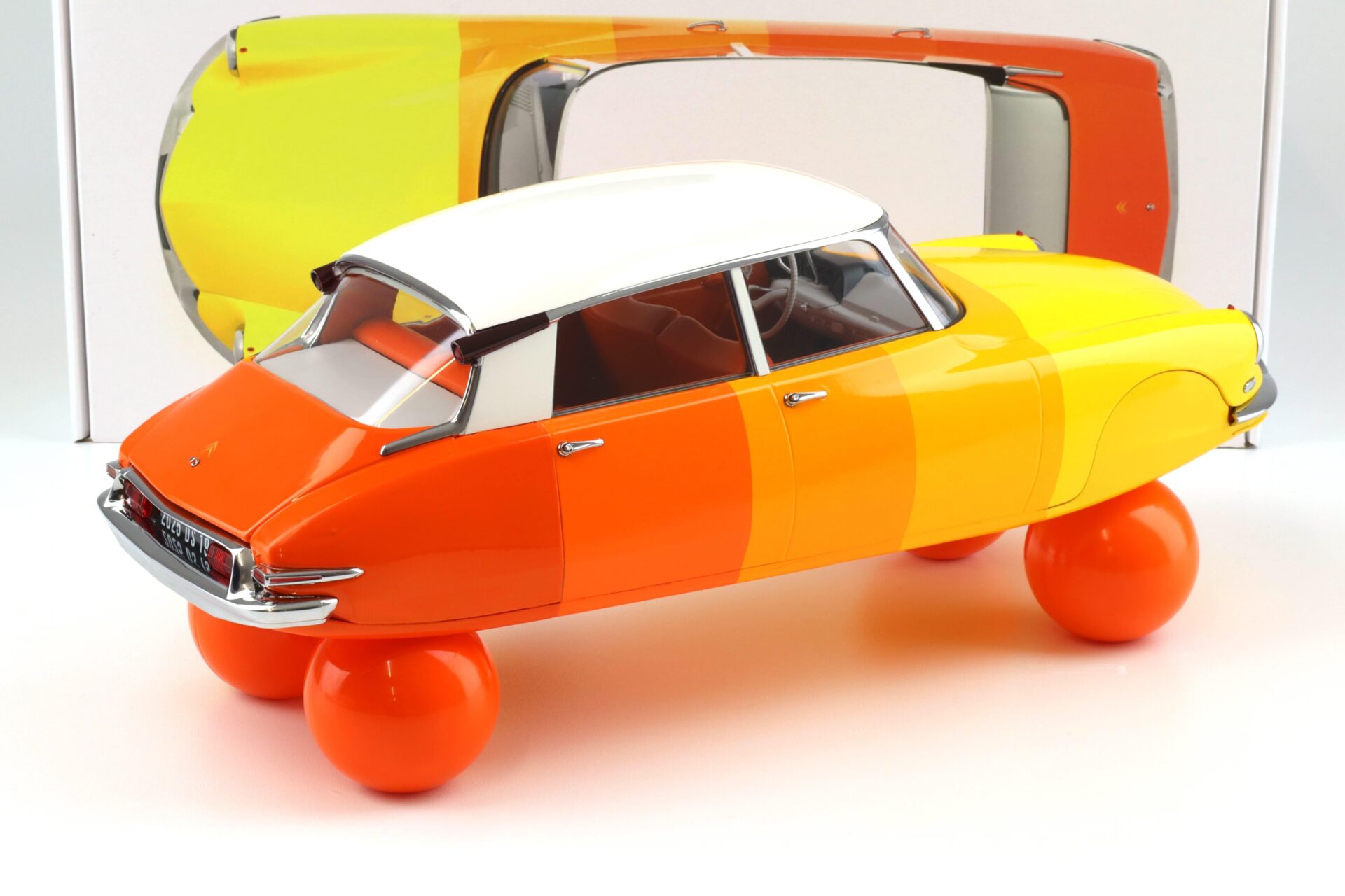 1:12 Norev Citroen DS 19 Sur Ballons 1959 Shades of orange 121581