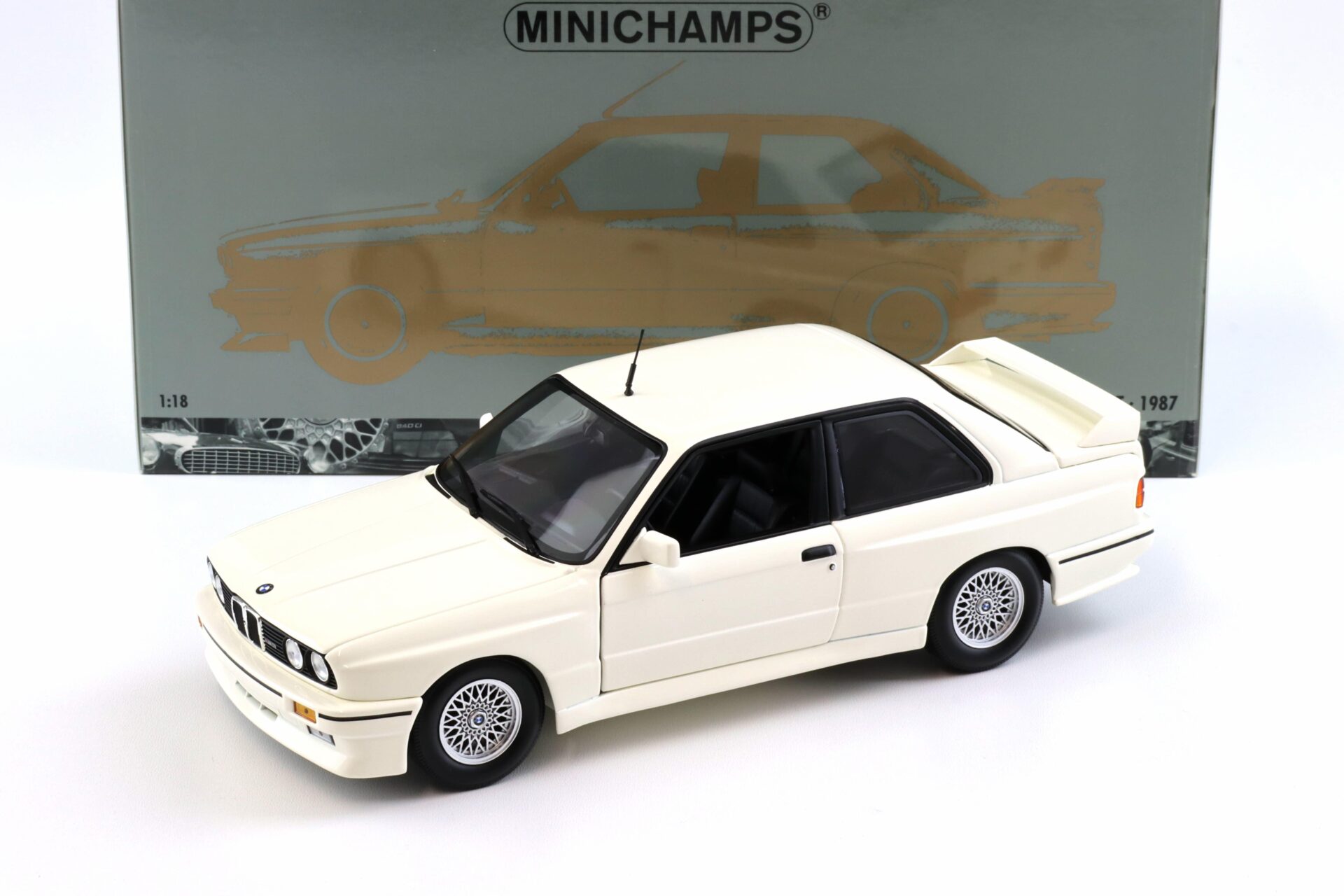 1:18 Minichamps BMW M3 E30 Street Coupe 1987 white