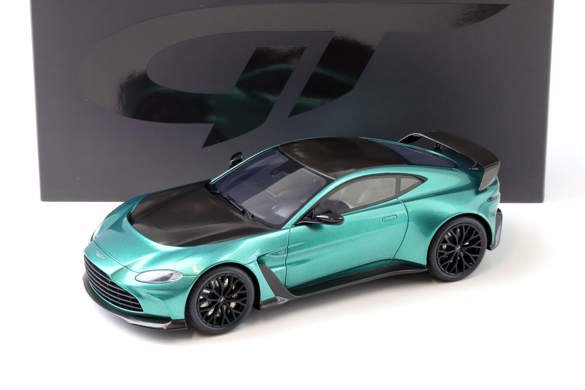 1:18 GT Spirit GT922 Aston Martin V12 Vantage Aston Martin Racing green 2023