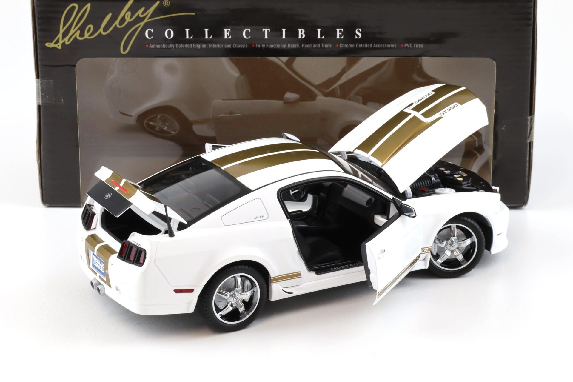1:18 Shelby Collectibles 2012 Ford Shelby GT350 Coupe white/ gold stripes