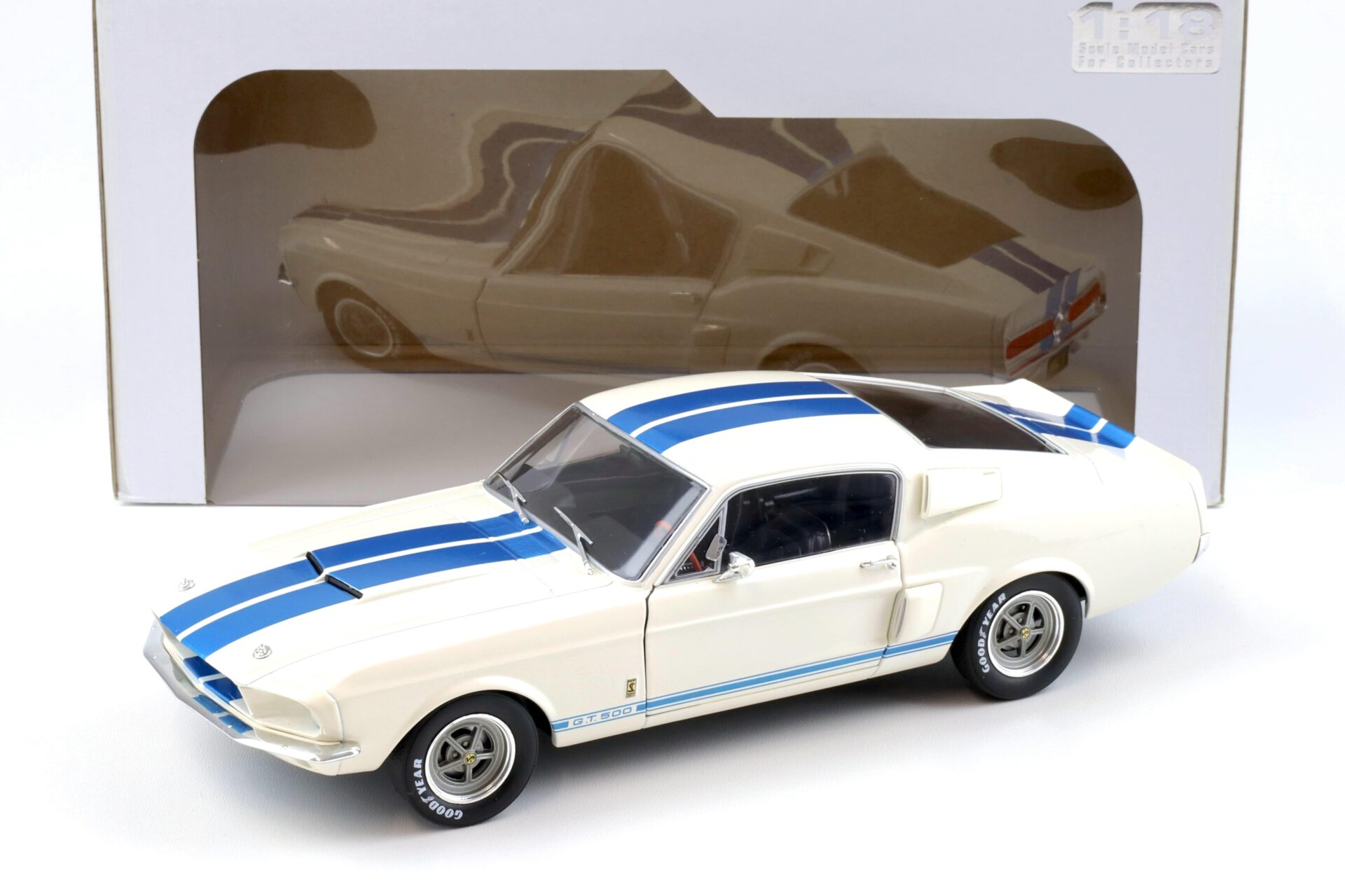 ID 99053 orig.jpg 1:18 Solido Shelby Mustang GT500 Coupe white/ blue stripes 1967