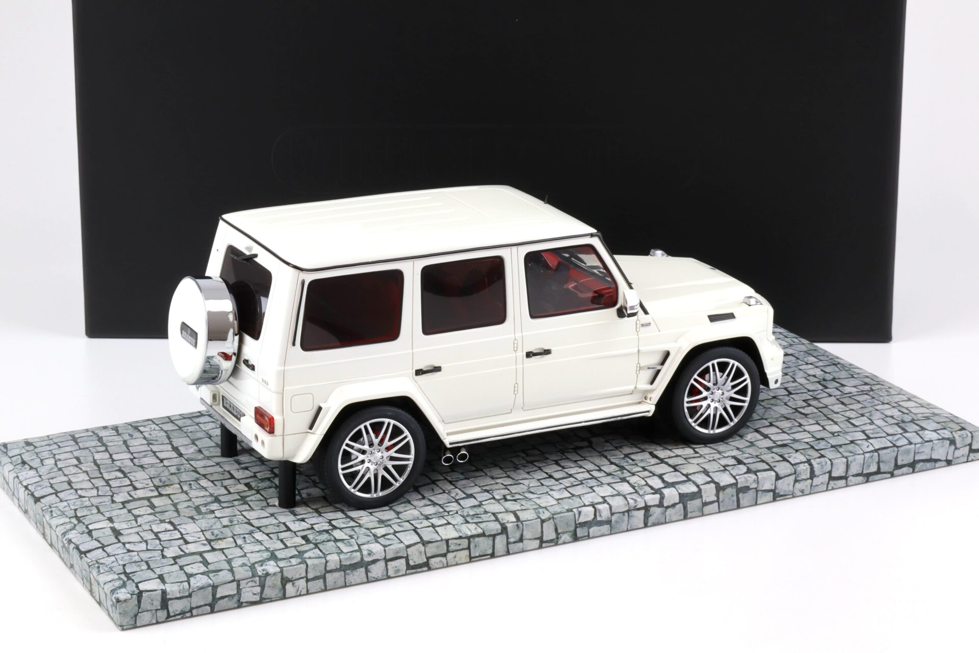 1:18 Minichamps Mercedes Brabus B63 620 Widestar pearl white - Limited 100 pcs.