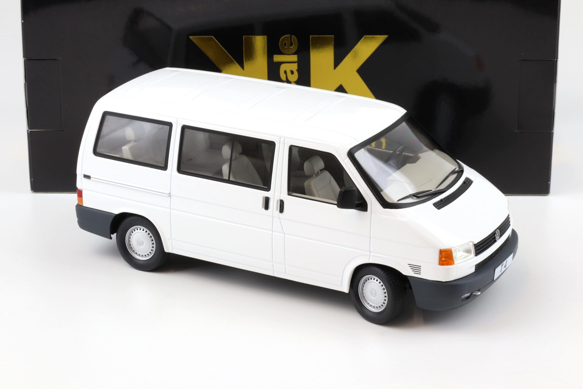 1:18 KK-Scale VW T4 Caravelle Bus 1992 white