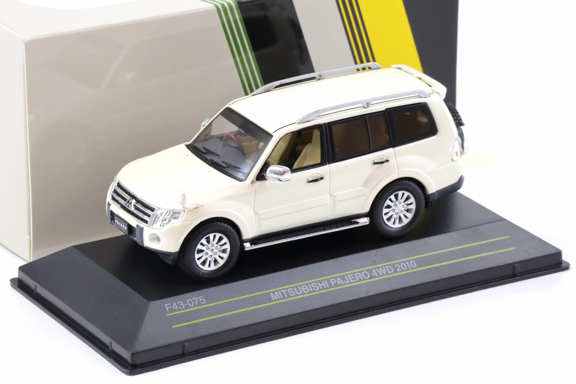 1:43 First43 Mitsubishi Pajero 4WD 2010 pearl white