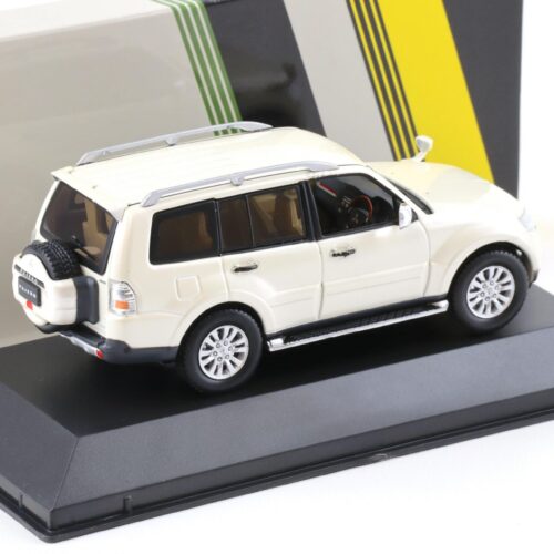 1:43 First43 Mitsubishi Pajero 4WD 2010 pearl white - Image 2