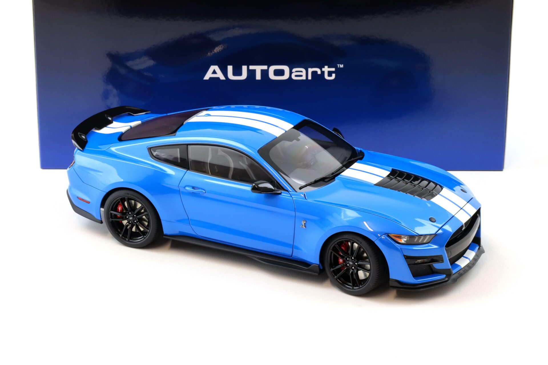 1:18 AUTOart Ford Mustang Shelby GT500 Coupe 2023 Grabber blue/ white stripes