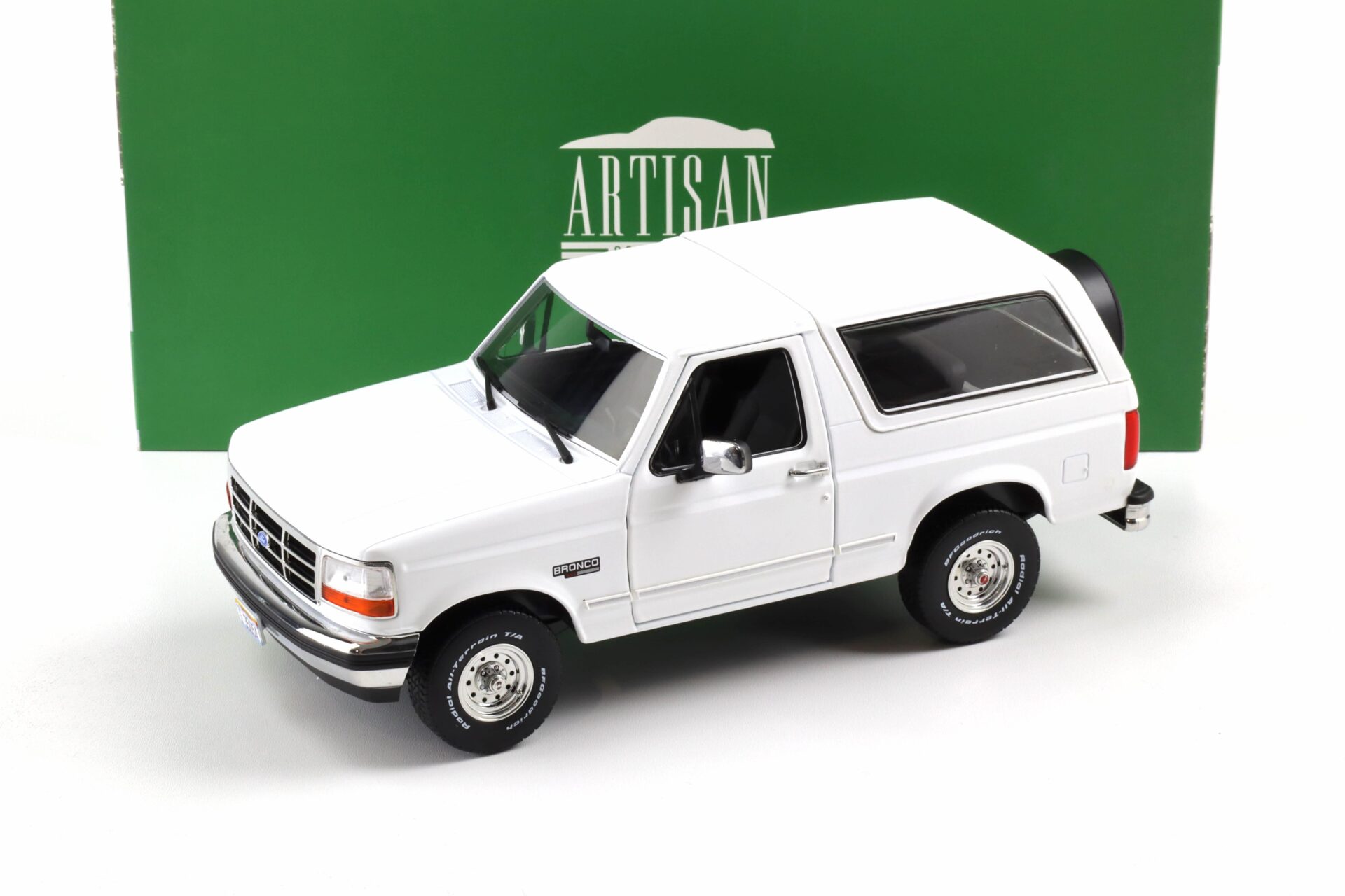 1:18 Greenlight 1993 Ford Bronco XLT Oxford white