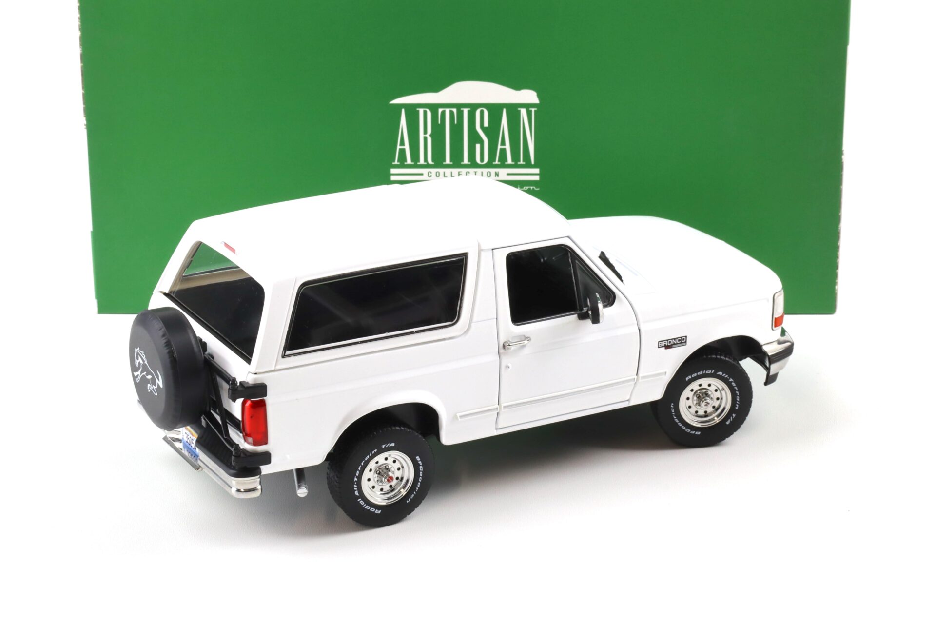 1:18 Greenlight 1993 Ford Bronco XLT Oxford white