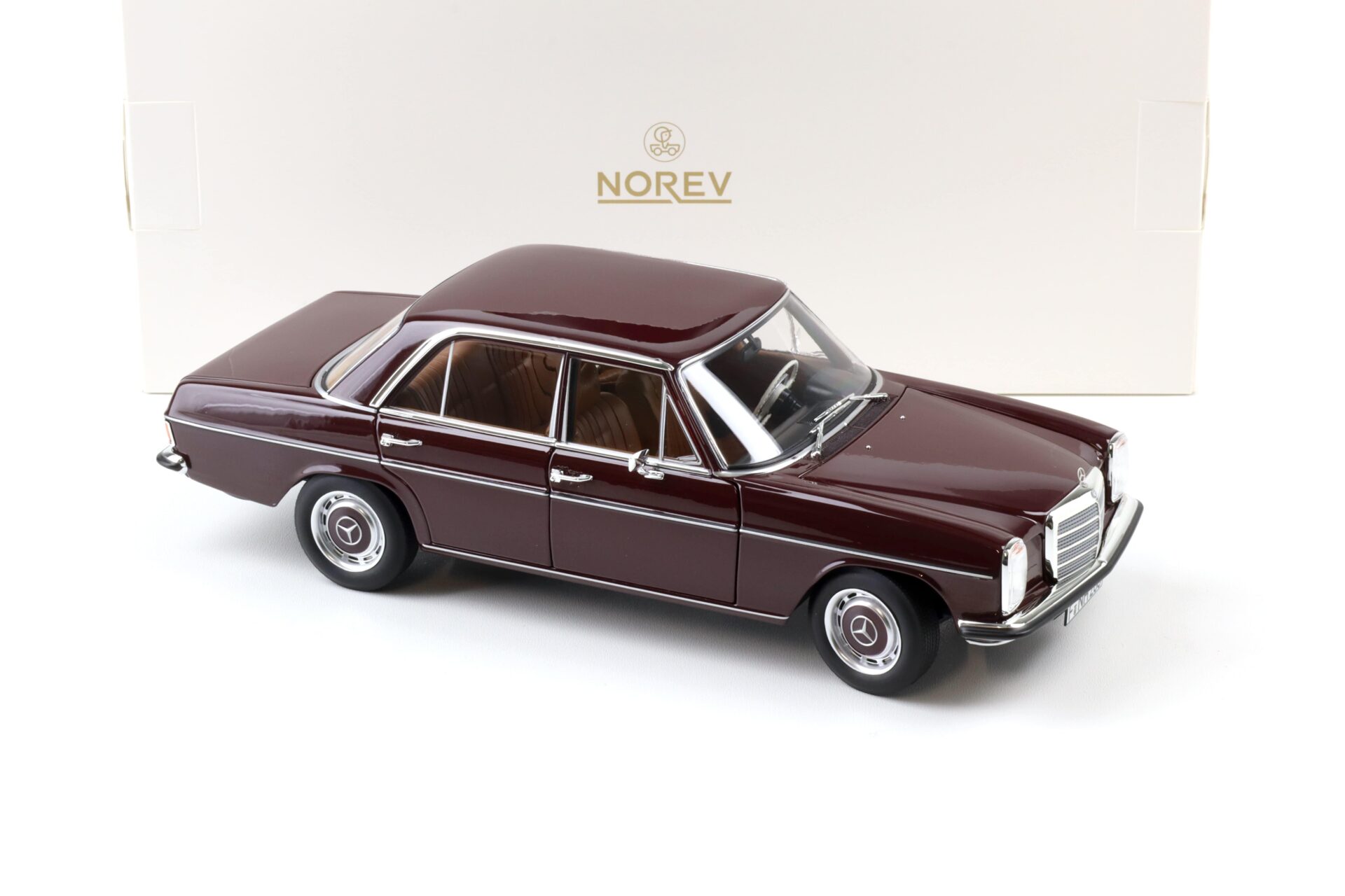 1:18 Norev Mercedes 200 Strich-Acht /8 W115 Limousine dark red brown