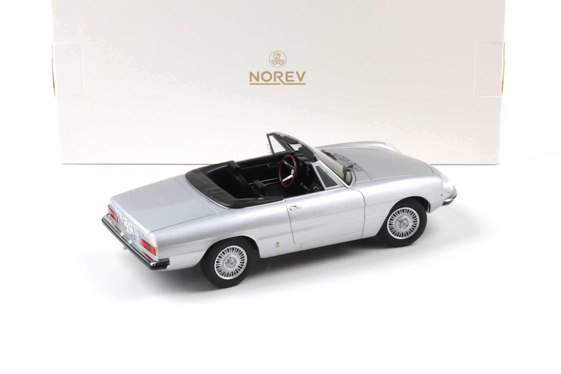 1:18 Norev Alfa Romeo 2000 Spider 1978 silver metallic with top 187884