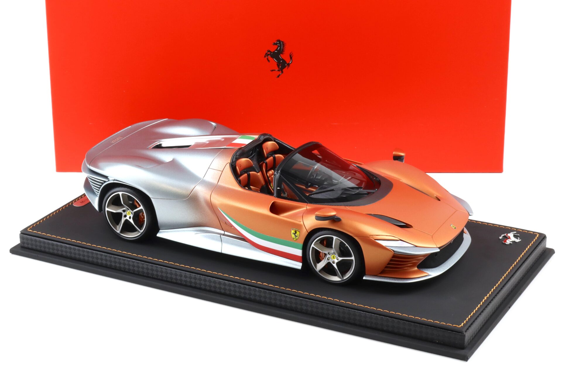 1:18 BBR Ferrari Daytona SP3 Seat orange/ Titanium grey with Showcase