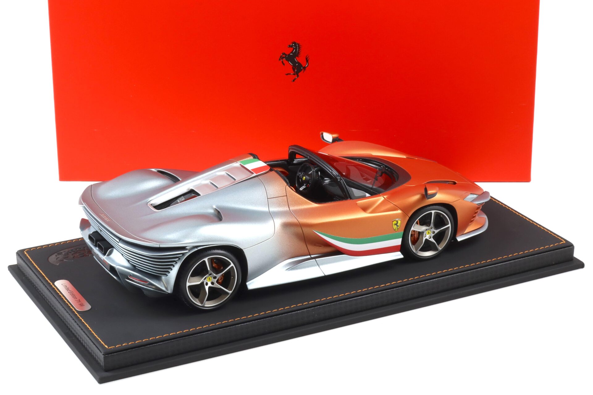 1:18 BBR Ferrari Daytona SP3 Seat orange/ Titanium grey with Showcase