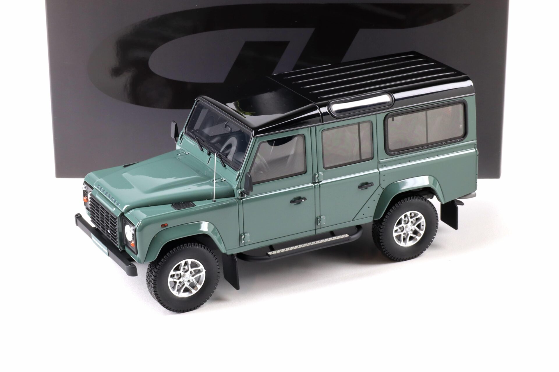 1:18 GT Spirit GT527 Land Rover Defender 3 Station Wagon 2016 Keswick green