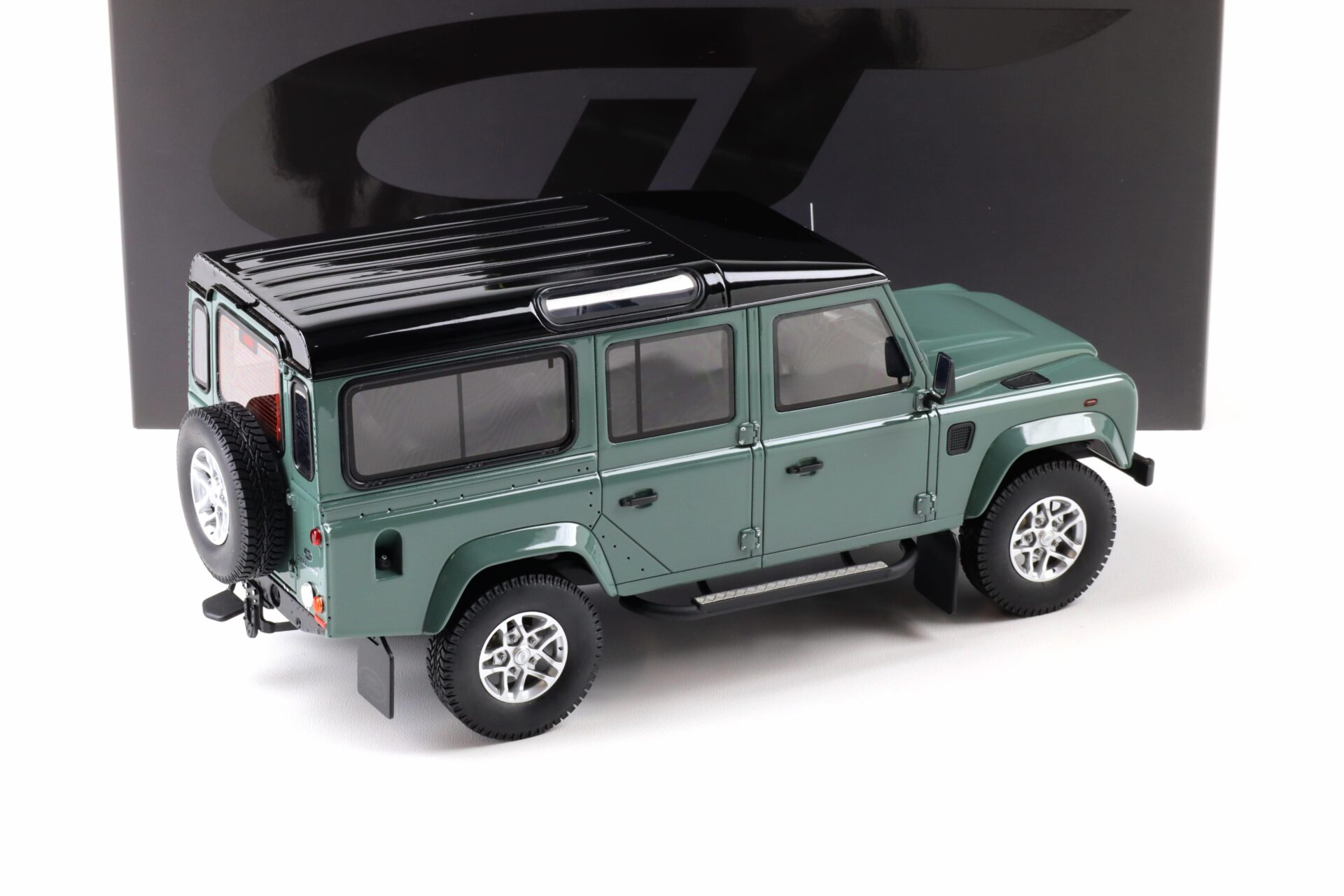 1:18 GT Spirit GT527 Land Rover Defender 3 Station Wagon 2016 Keswick green