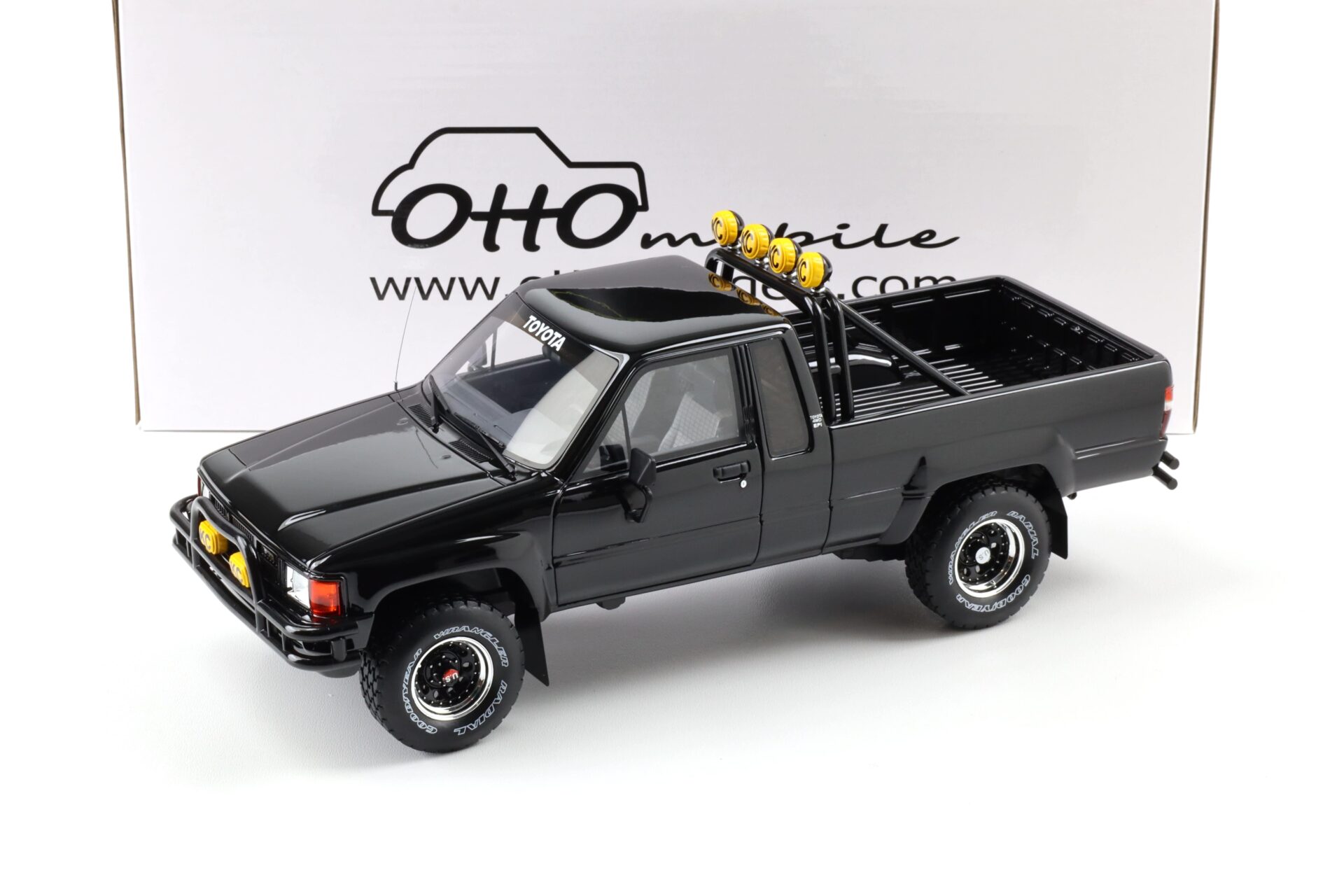 1:18 OTTO mobile OT485 Toyota Hilux SR5 Back to the Future Glossy black 1985