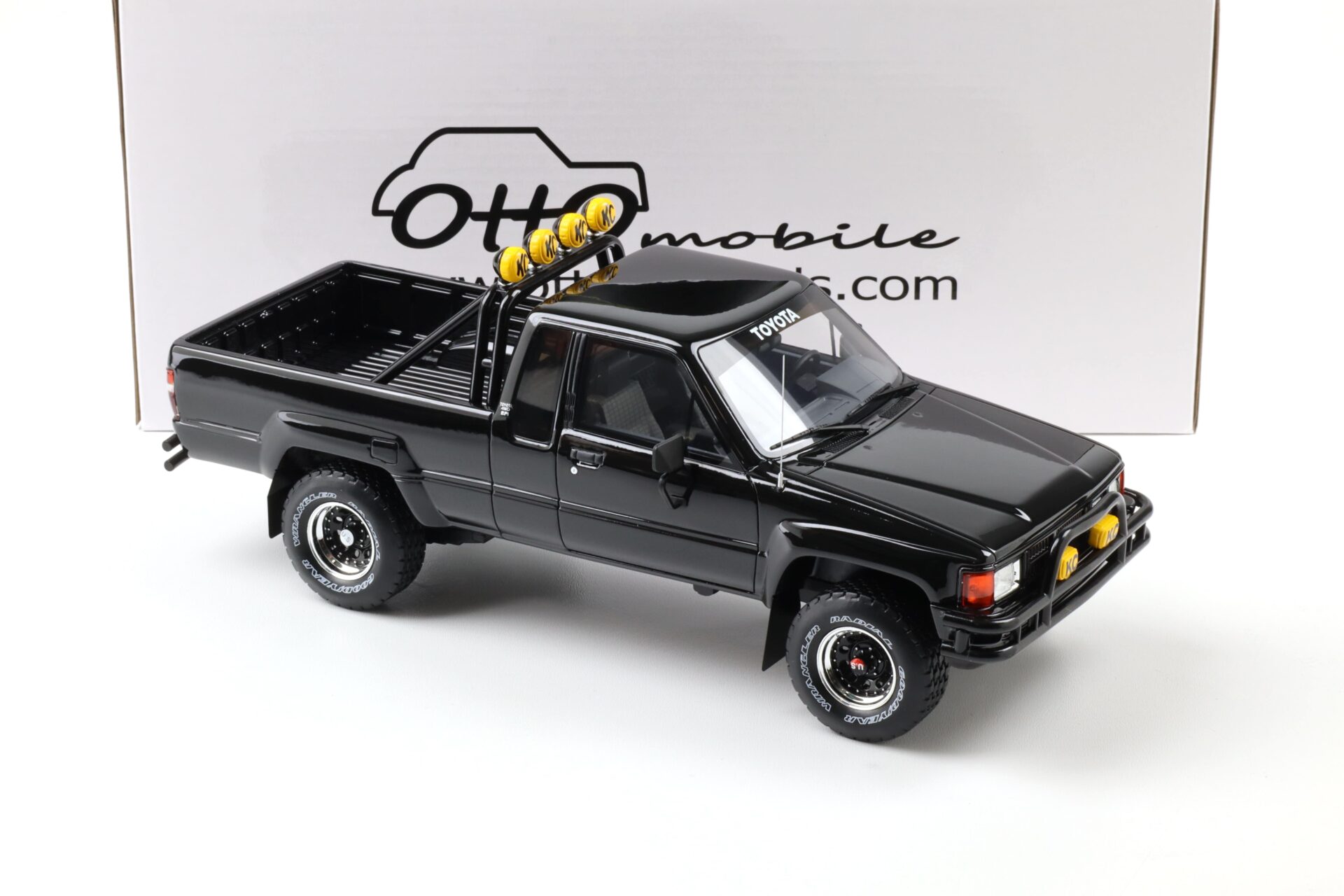 1:18 OTTO mobile OT485 Toyota Hilux SR5 Back to the Future Glossy black 1985