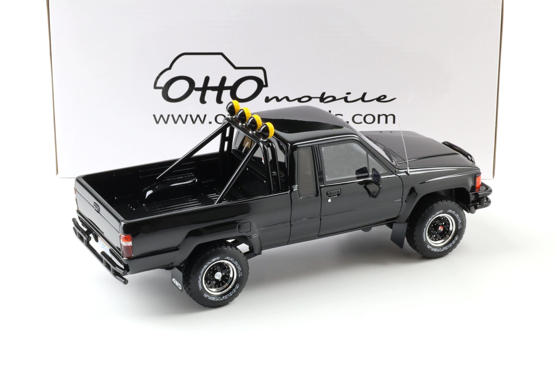 1:18 OTTO mobile OT481 Toyota Hilux SR5 Back to the Future Glossy black 1985
