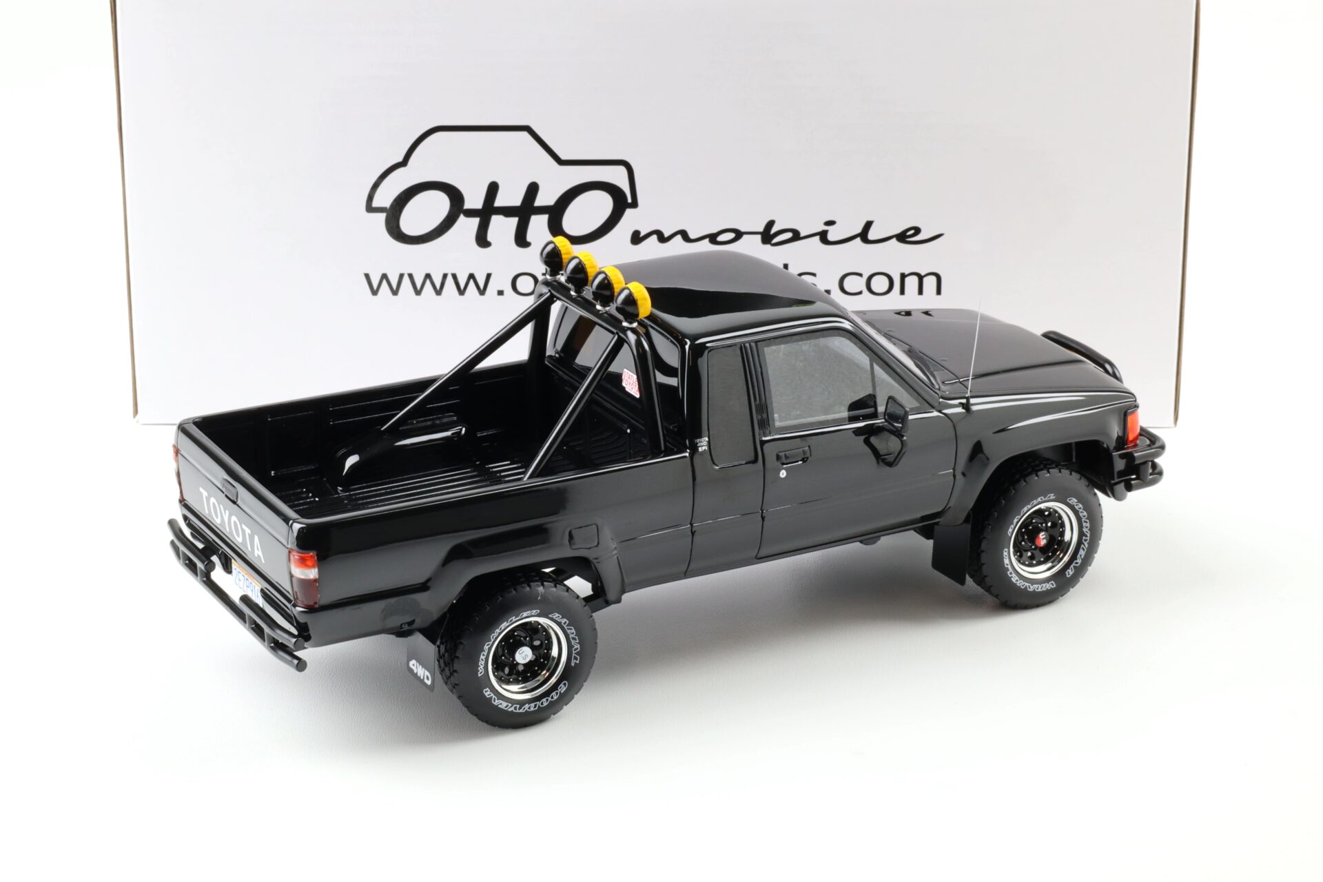 1:18 OTTO mobile OT481B Toyota Hilux SR5 Back to the Future Glossy black 1985