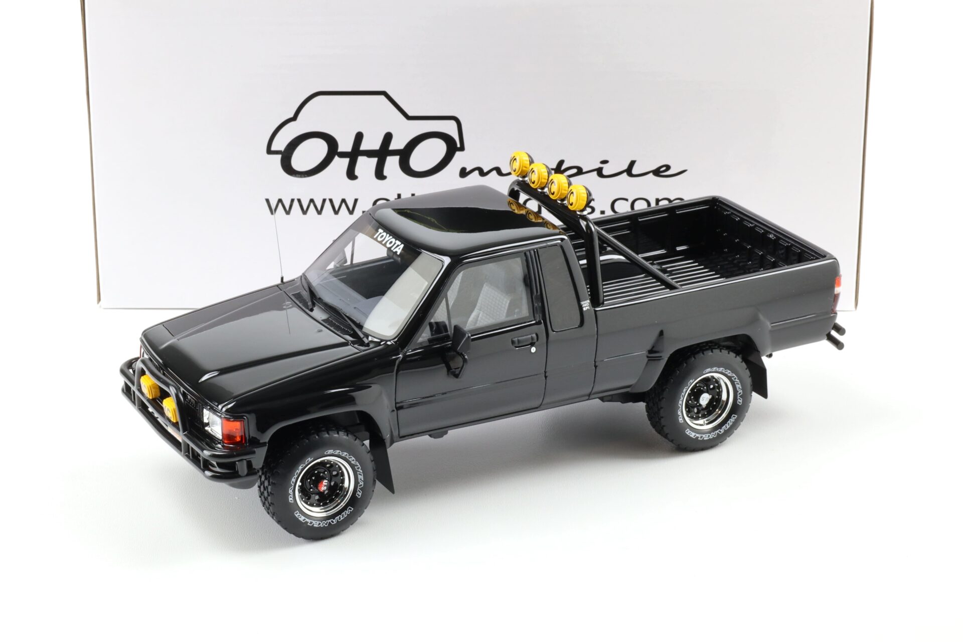 1:18 OTTO mobile OT481B Toyota Hilux SR5 Back to the Future Glossy black 1985